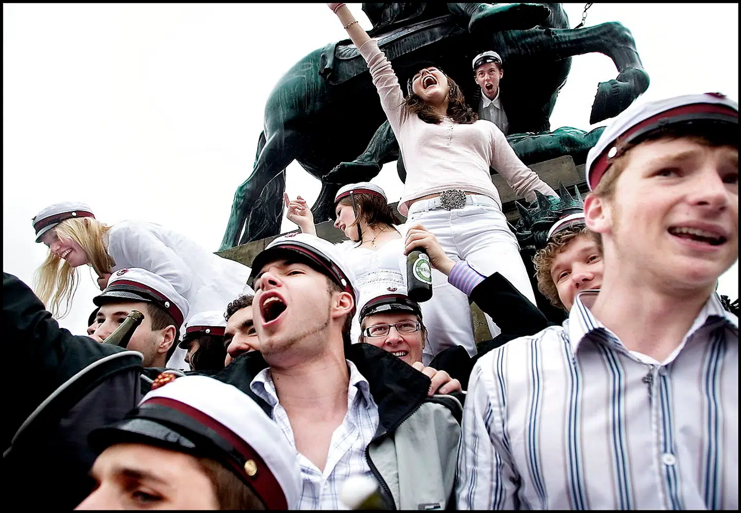 Matematiske studenter fra Gammel Hellerup Gymnasium fejrer traditionen tro sig selv - trods den lette regn - på Krinsen på Kongens Nytorv i 2005.
