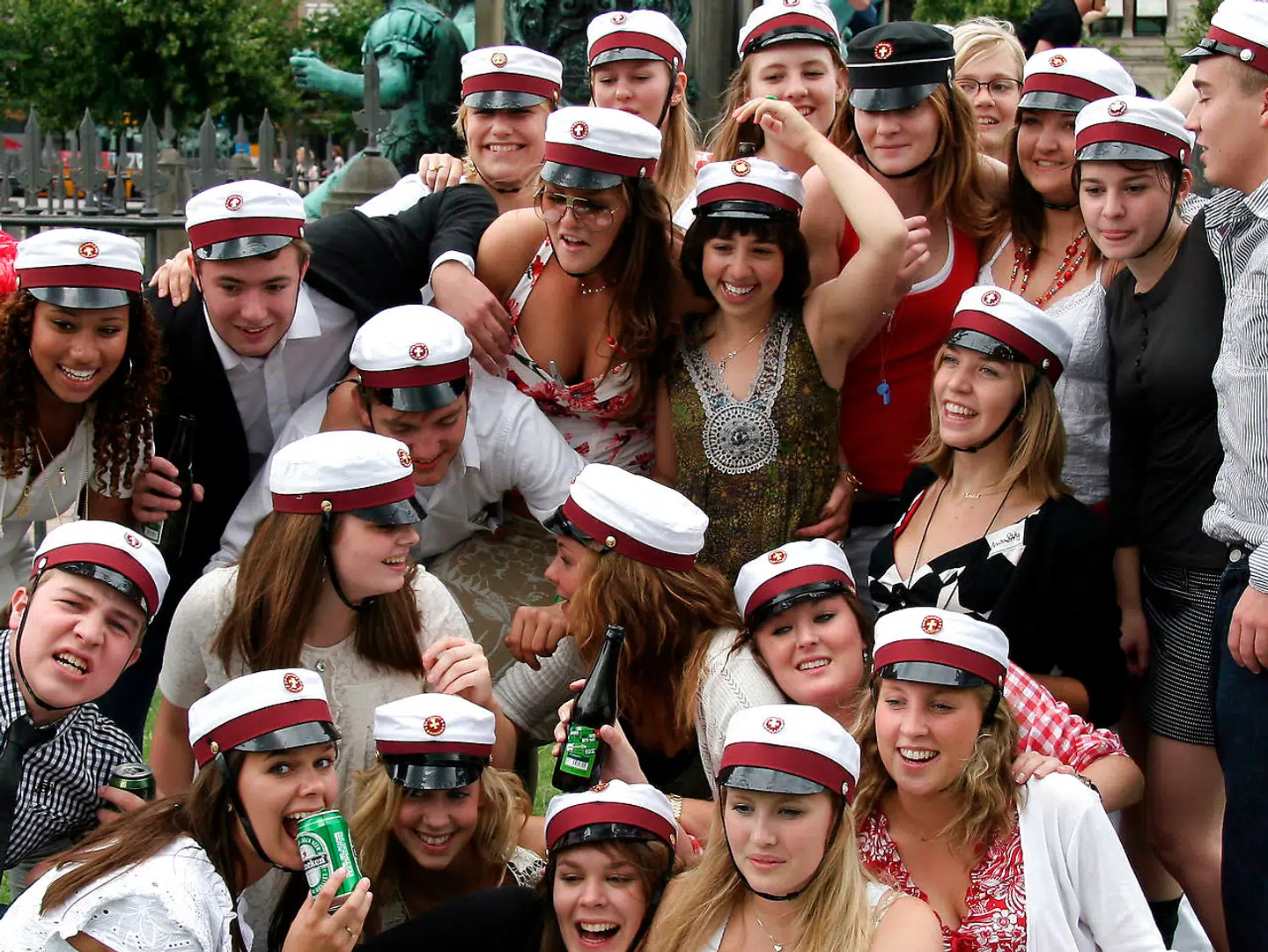 Traditionen tro dansede årets nybagte studenter, fredag 29. juni 2007, rundt om rytterstatuen på Kongens Nytorv i København.