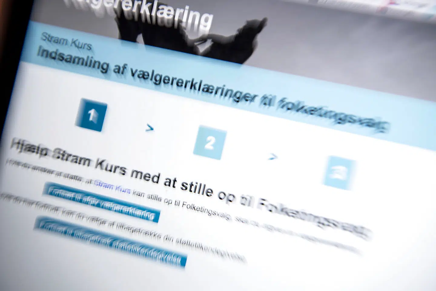 »Jeg har meget svært ved at se, hvorfor ministeriet mener, at de ikke kunne skride ind over for partierne,« siger juraprofessor Sten Bønsing.