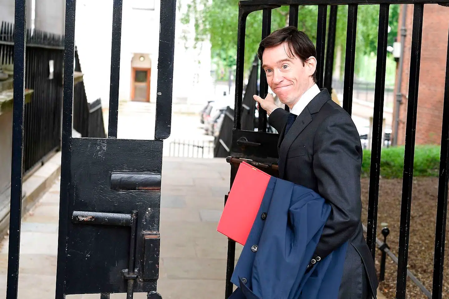 Her er han – øjeblikkets varmeste navn i britisk politik, den konservative Rory Stewart. Men den største hurdle venter stadig – og hvilken hurdle.