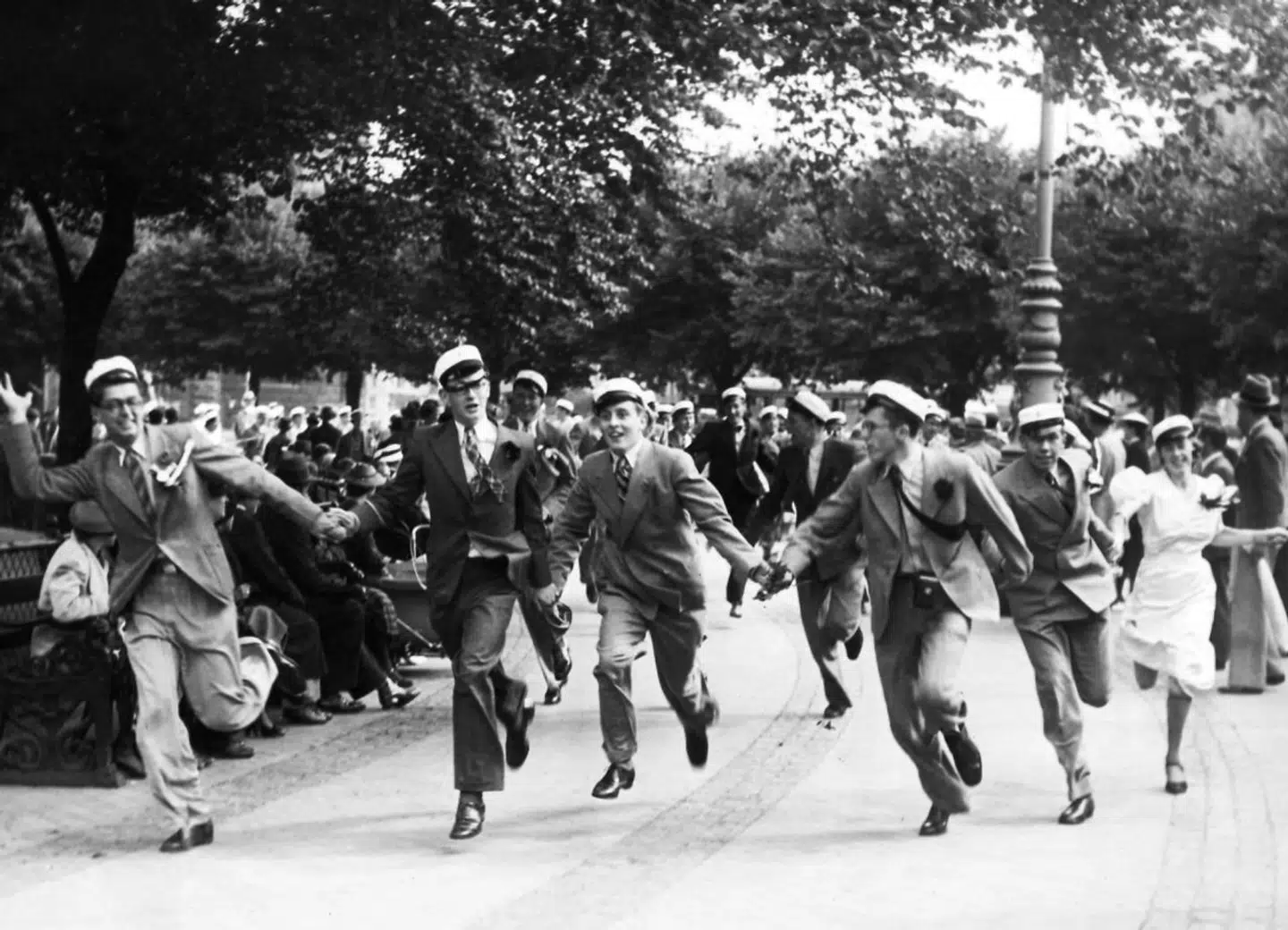 Studenter fra Øregaard Gymnasium danser omkring Krinsen på Kongens Nytorv i København for at fejre studentereksamnen 20. juni 1937.