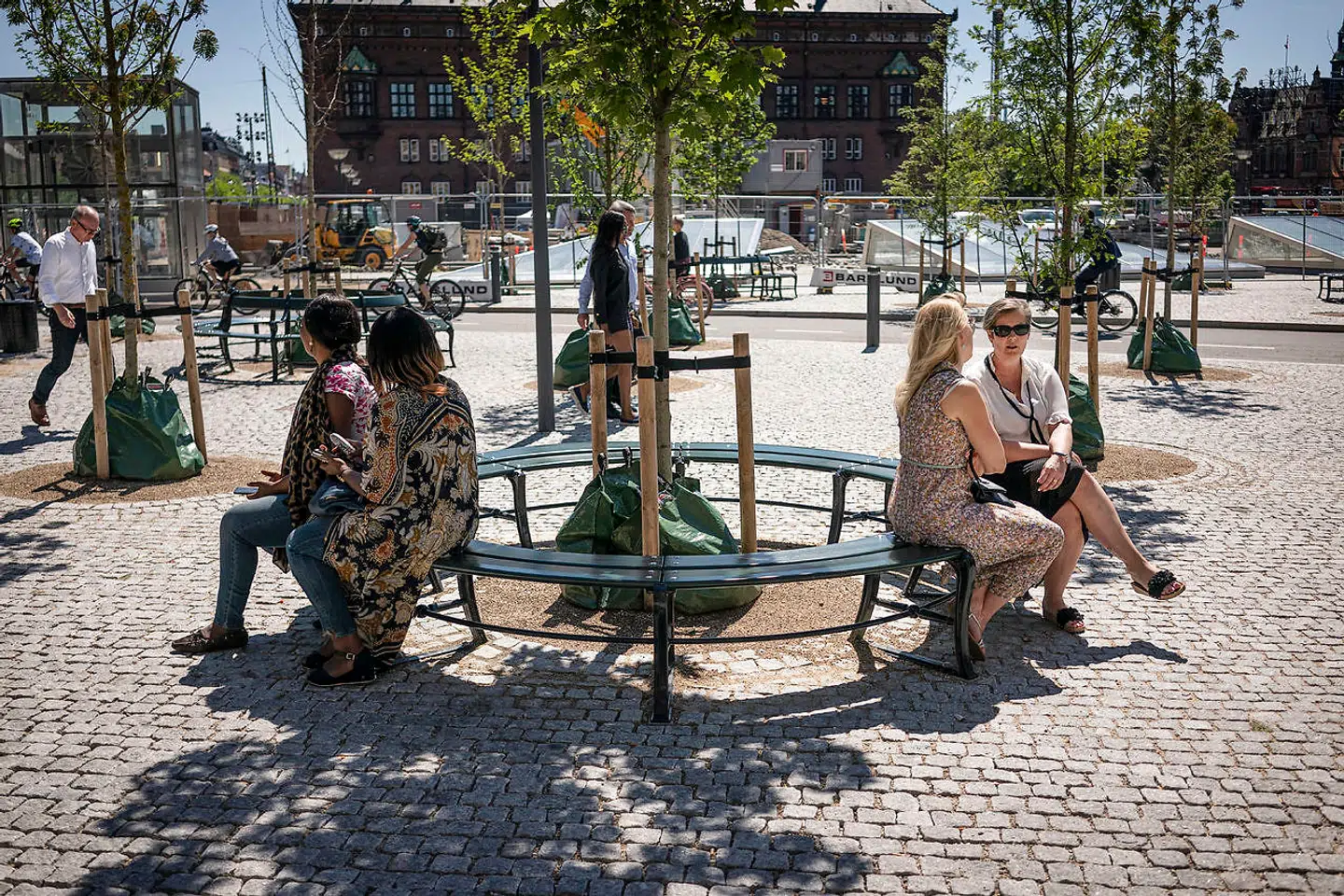 De nye runde københavnerbænke på Rådhuspladsen er allerede taget i brug.