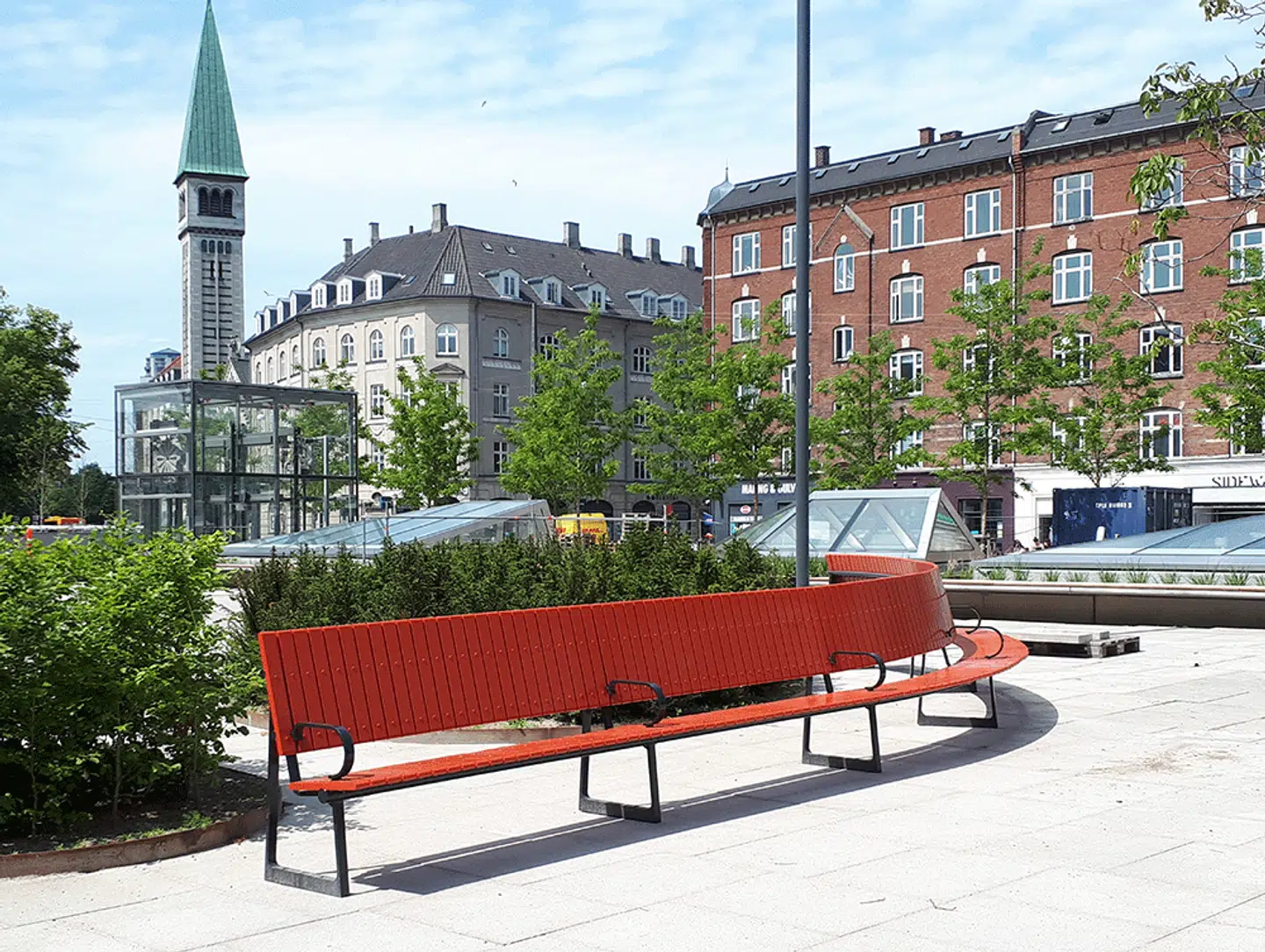 Enghave Plads får 120 meter bænk i form af syv røde bænke.