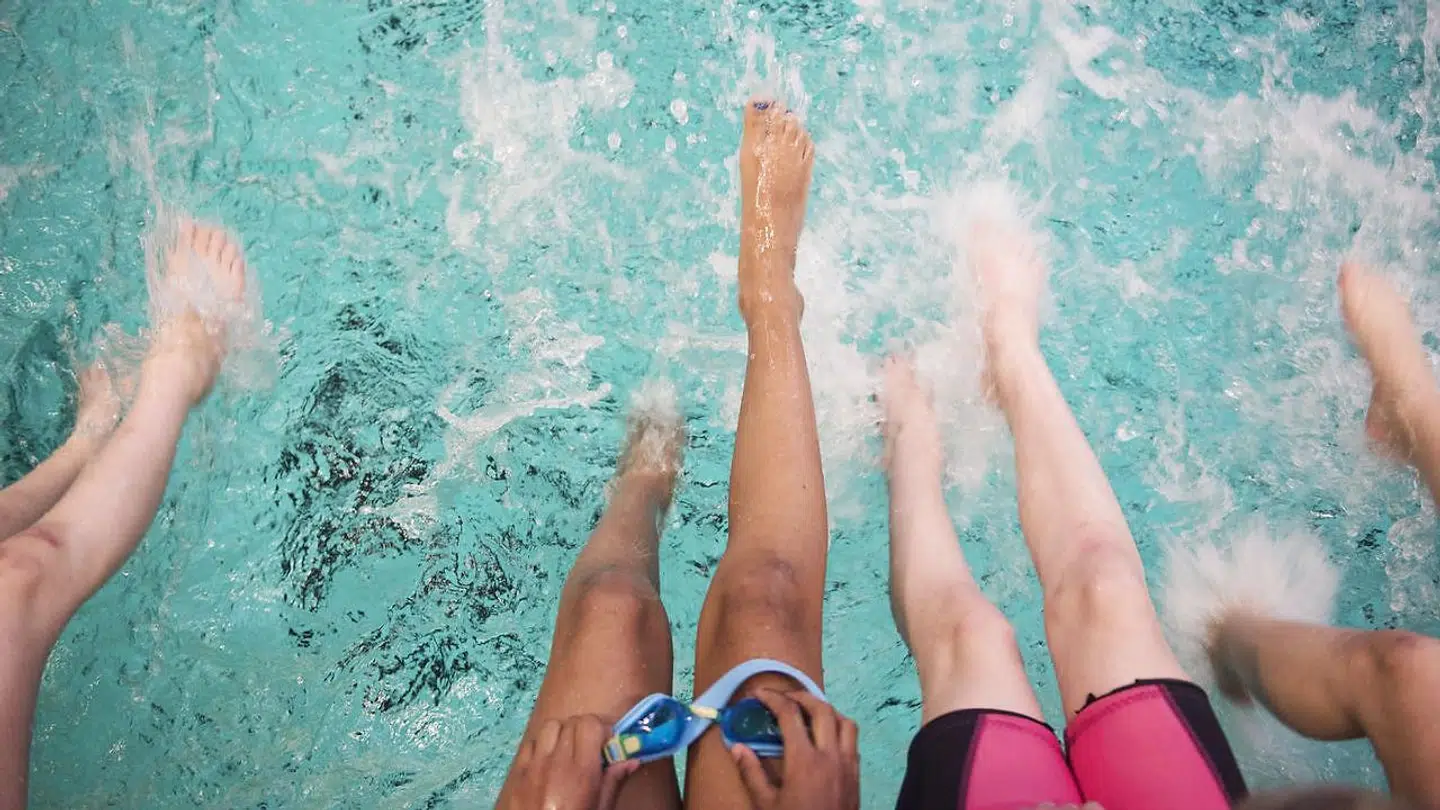 Flere kommuner giver støtte til, at svømmeklubber opdeler børn efter køn for at tilpasse sig krav fra muslimske forældre. Foto: Ritzau/Scanpix