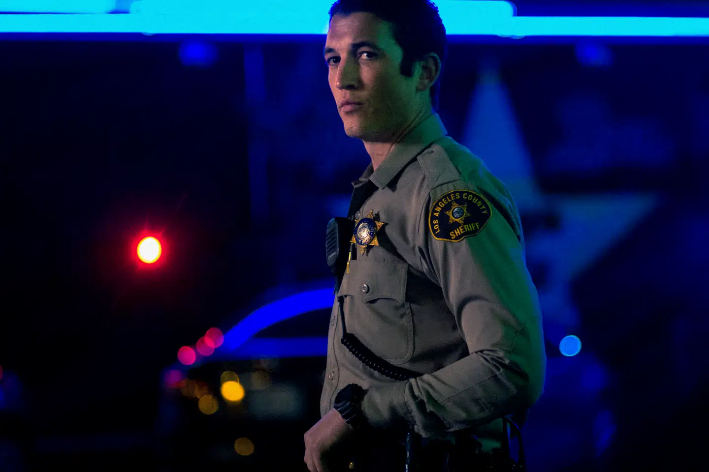 Miles Teller spiller hovedrollen som Martin Jones i »Too Old To Die Young«, der splitter de danske anmeldere.