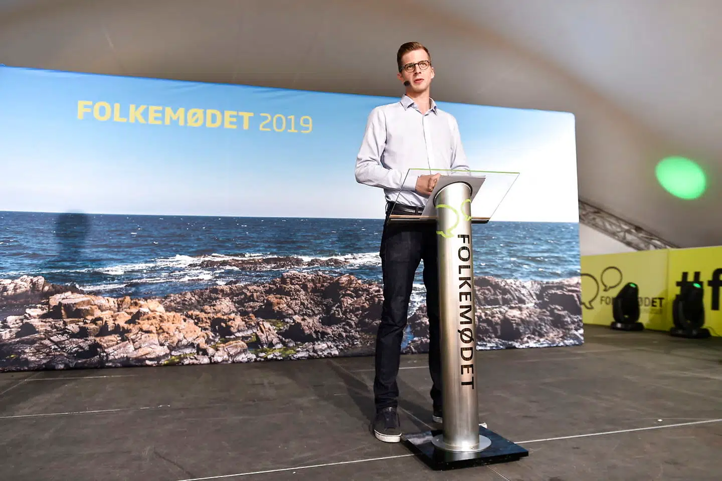 Liberal Alliances nye formand, Alex Vanopslagh, har fuld opbakning fra Lilian Parker Kaule. Her ses han holde partiledertale på Hovedscenen i Allinge på Bornholm under Folkemødet 2019.