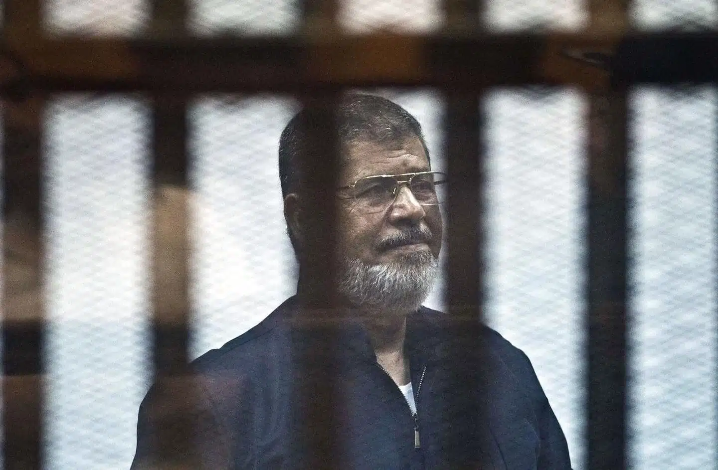 Muhammed Mursi, her fotograferet under en retssag i 2015, tilbragte sine sidste seks år bag tremmer og under forhold, der ifølge vestlige eksperter var lig med tortur.