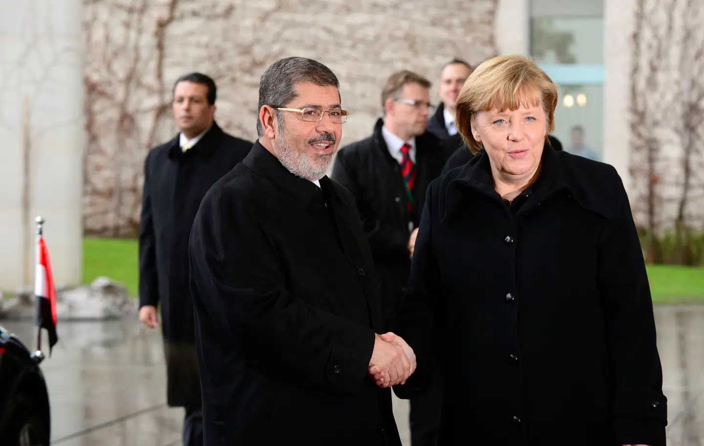 Mursi hilser på den tyske kansler Angela Merkel under et officielt besøg i Berlin.