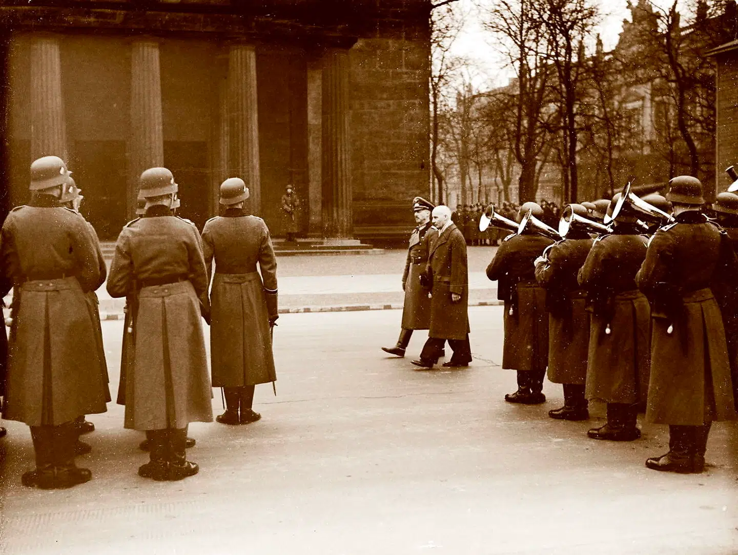 Udenrigsminister Erik Scavenius ved paraden i Berlin i anledning af Danmarks underskrivelse af Antikomitern-pagten. På Scavenius højre side, repræsenterende Nazityskland, er det oberstløjtnant Paul von Hase. Scanpix.