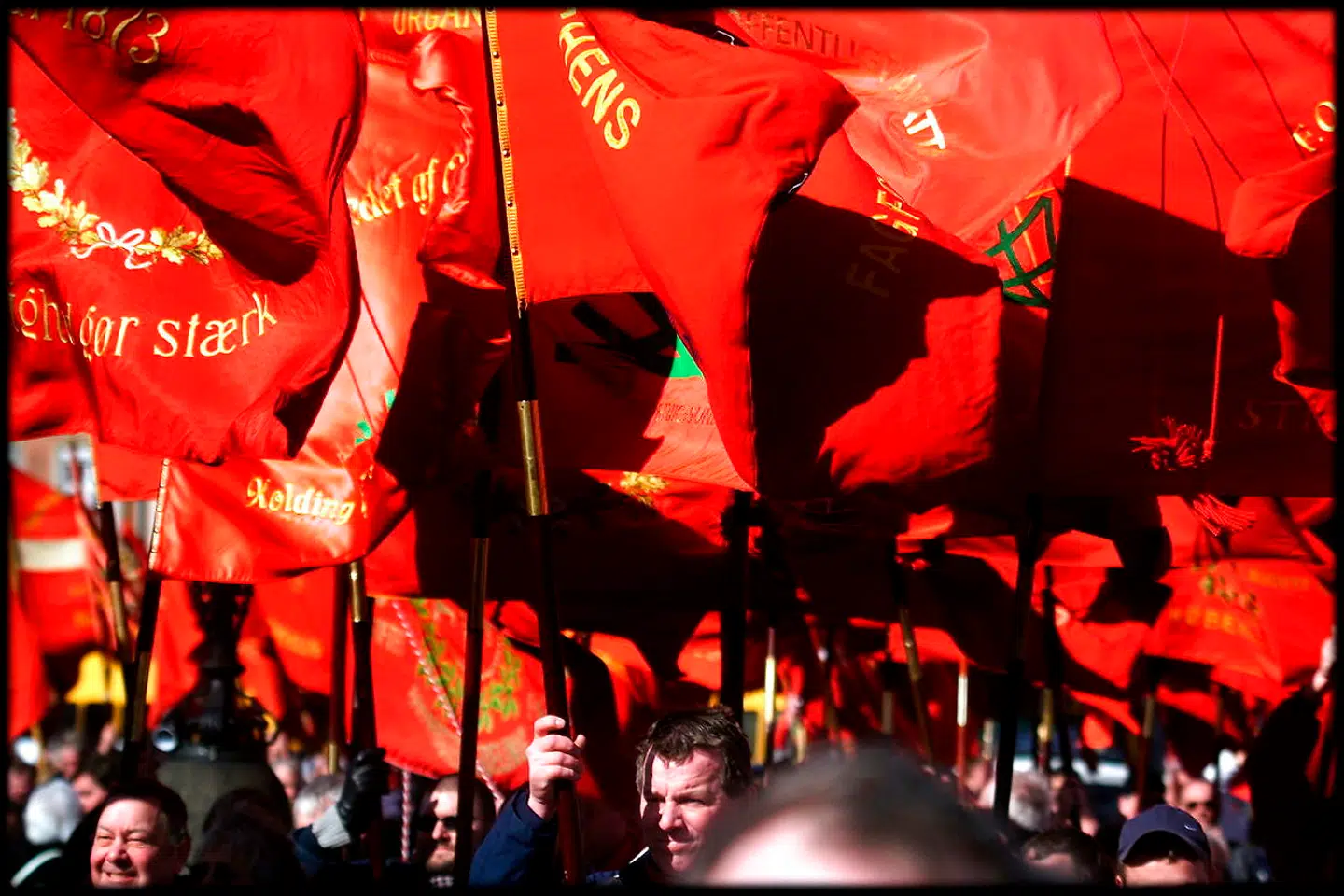 »Forudsætningen for venstrefløjens succes er, at civilsamfundsorganisationerne kan vække befolkningerne, at fagforeningerne kan sætte ind mod uligheden, at en ny offentlighed kan sætte fokus på problemerne, at en modoffentlighed bringer de undertrykte frem i lyset, og at partierne vil forny sig som den fremtidige kerneinstitution i det repræsentative demokrati, som Malte Frøslee Ibsen klogt nok ikke vil afskaffe. Det er sandelig en hel del, der skal falde på plads, før der reelt kan tages fat på at løse de store problemer,« skriver Per Stig Møller om »Den nye internationale«.