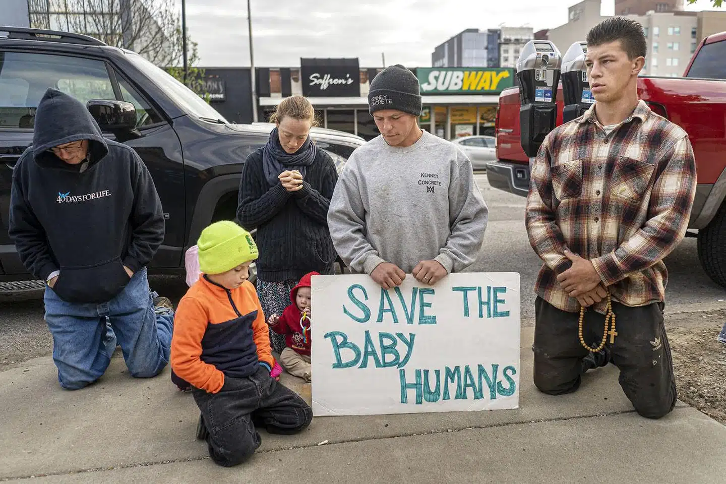»Det centrale spørgsmål, som enhver bør stille sig selv, er: Hvis retten til abort = »kvinders ret til at bestemme over egen krop«, hvorfor ophører denne ret så ganske pludseligt efter 12. uge?« skriver Thomas M. Nielsen.