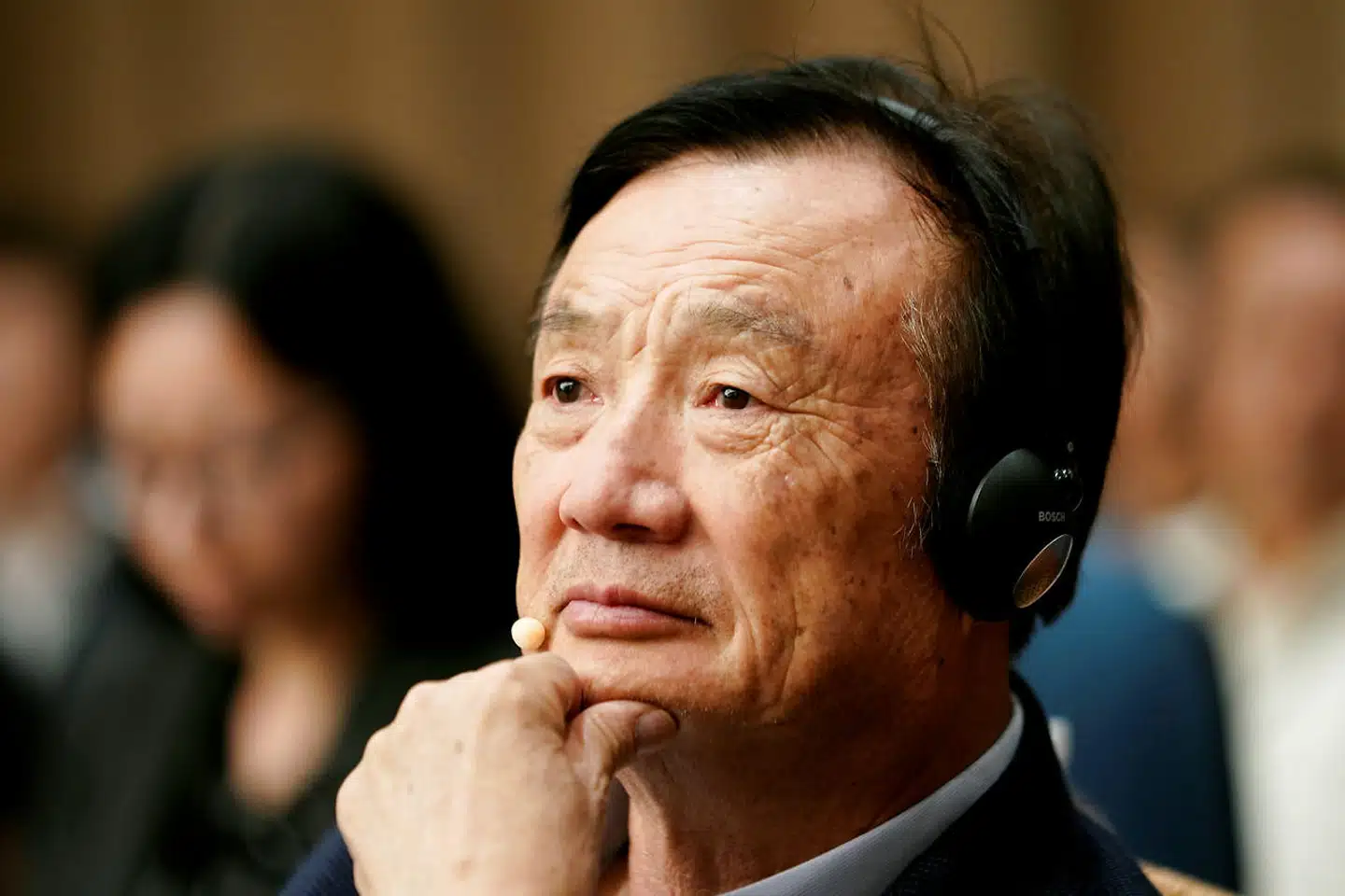 Grundlægger og topchef i Huawei, Ren Zhengfei, har udtrykt sin forbløffelse og frustration over de amerikanske restriktioner, der nu får selskabet til at skrue ned for forventningerne til fremtiden.