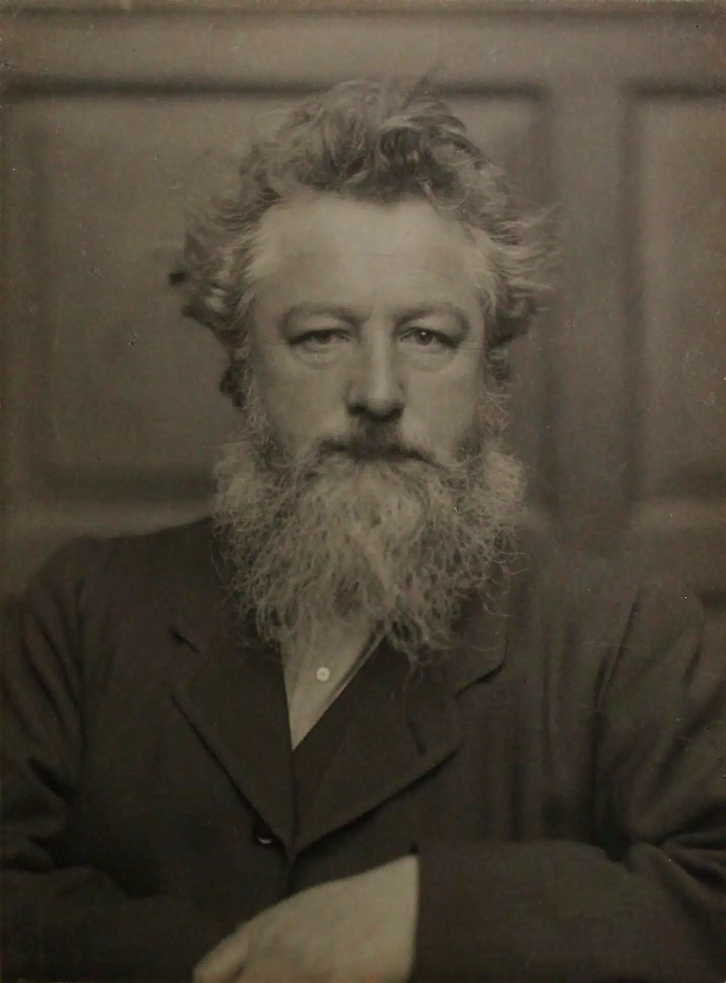 Den engelske kunstner, forfatter og socialist William Morris (1834-1896) dyrkede skønheden og håndens arbejde, og han var en indædt modstander af industrialiseringen og den forurening, som moderne produktionsmetoder var skyld i.