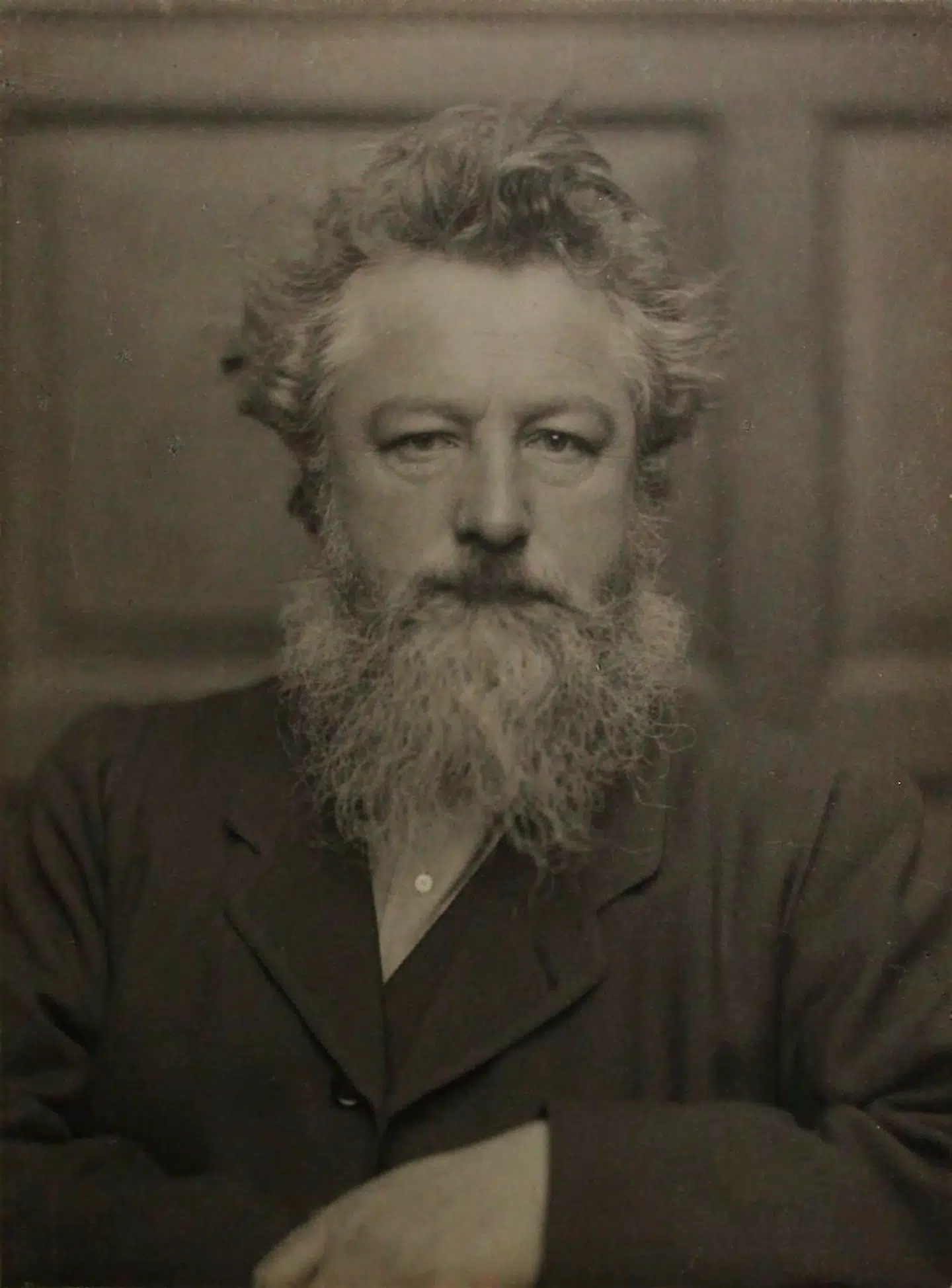 Den engelske kunstner, forfatter og socialist William Morris (1834-1896) dyrkede skønheden og håndens arbejde, og han var en indædt modstander af industrialiseringen og den forurening, som moderne produktionsmetoder var skyld i.