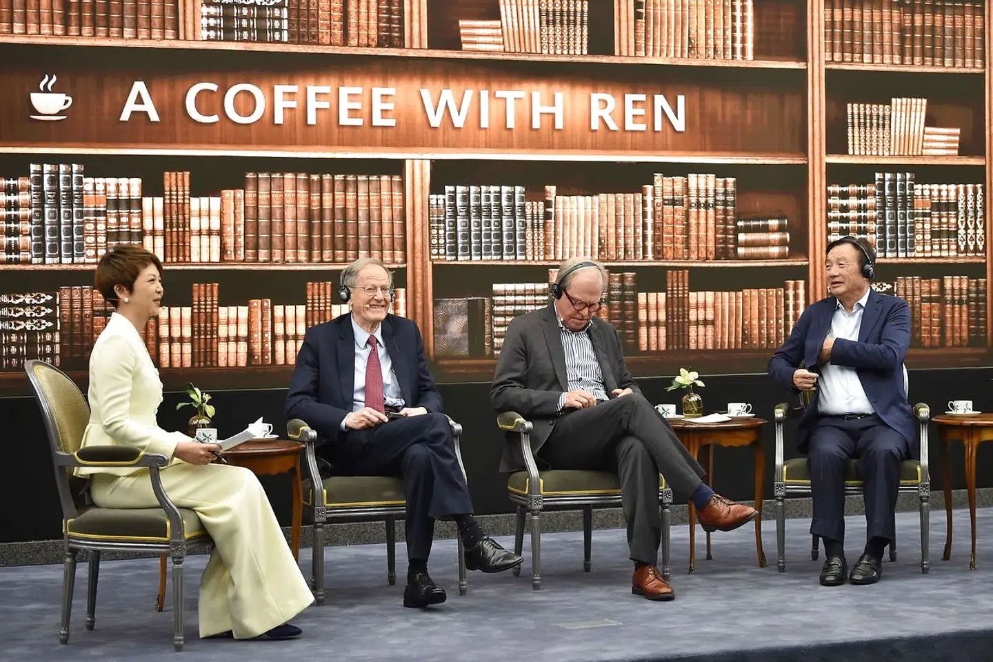 Stifter og topchef i Huawei, Ren Zhengfei, deltager i en paneldebat i Huaweis hovedkvarter i Shenzhen, Kina.