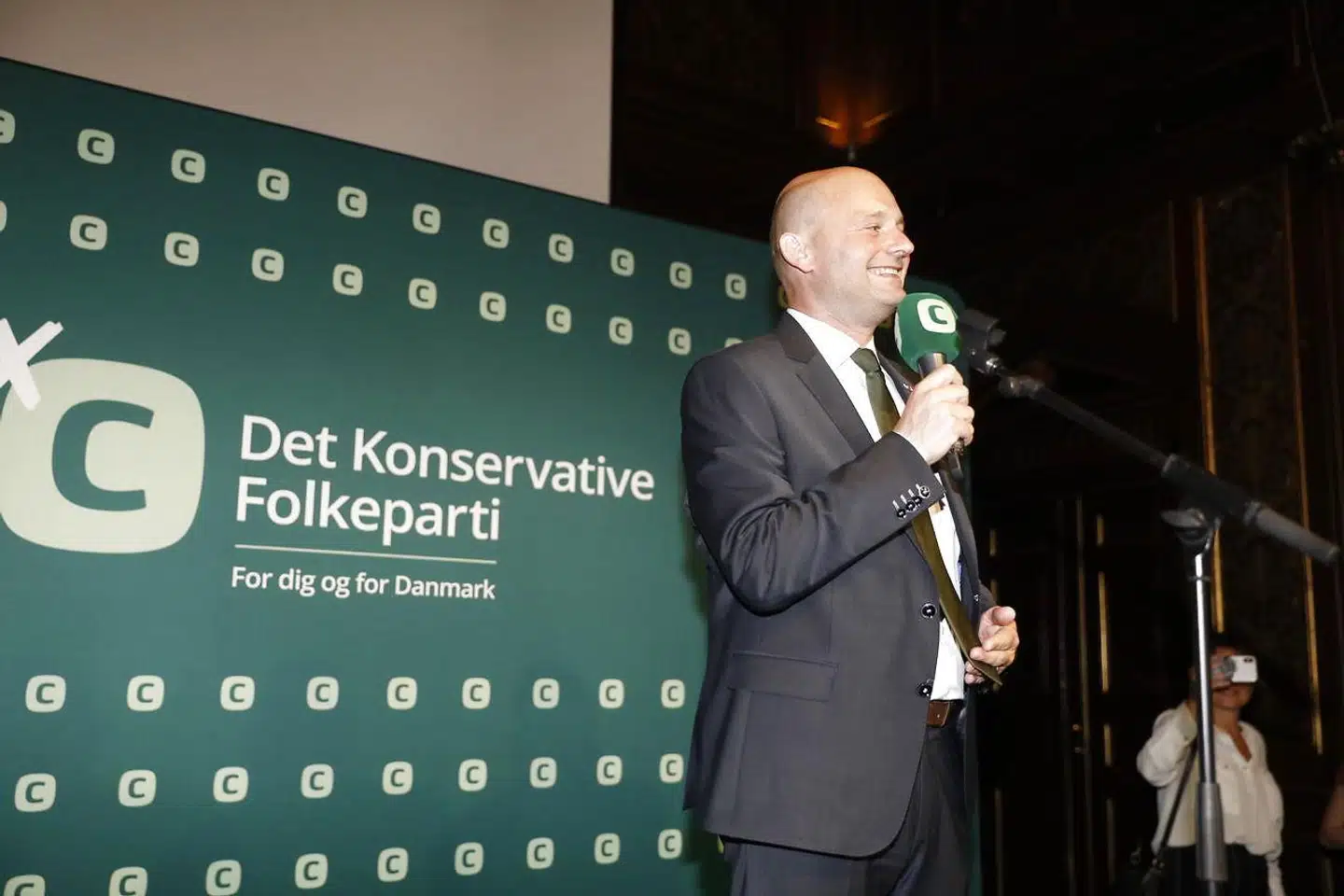 Henrik Dahlin og Stig Høgh Rasmussen skriver om de Konservatives identitetskrise: »Partiet må ikke forfalde til goldt erhvervssofisteri og gøre knæfald for talmagien og dens kuglerammer. Det skal huske historien, kulturen, traditionen, sproget og dannelsen og værne om disse.«