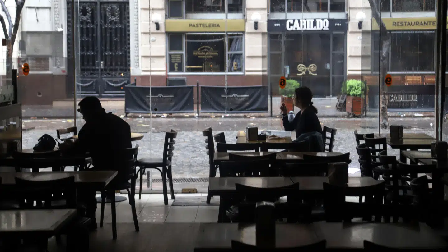 En restaurant i Buenos Aires under strømafbrydelsen, der ramte søndag morgen.