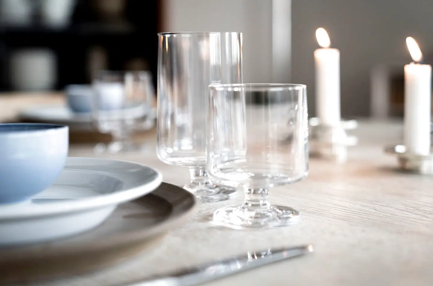 Barnebarn Isabel Bramer dækker bord med den nye version af Grethe Meyers STUB glas.