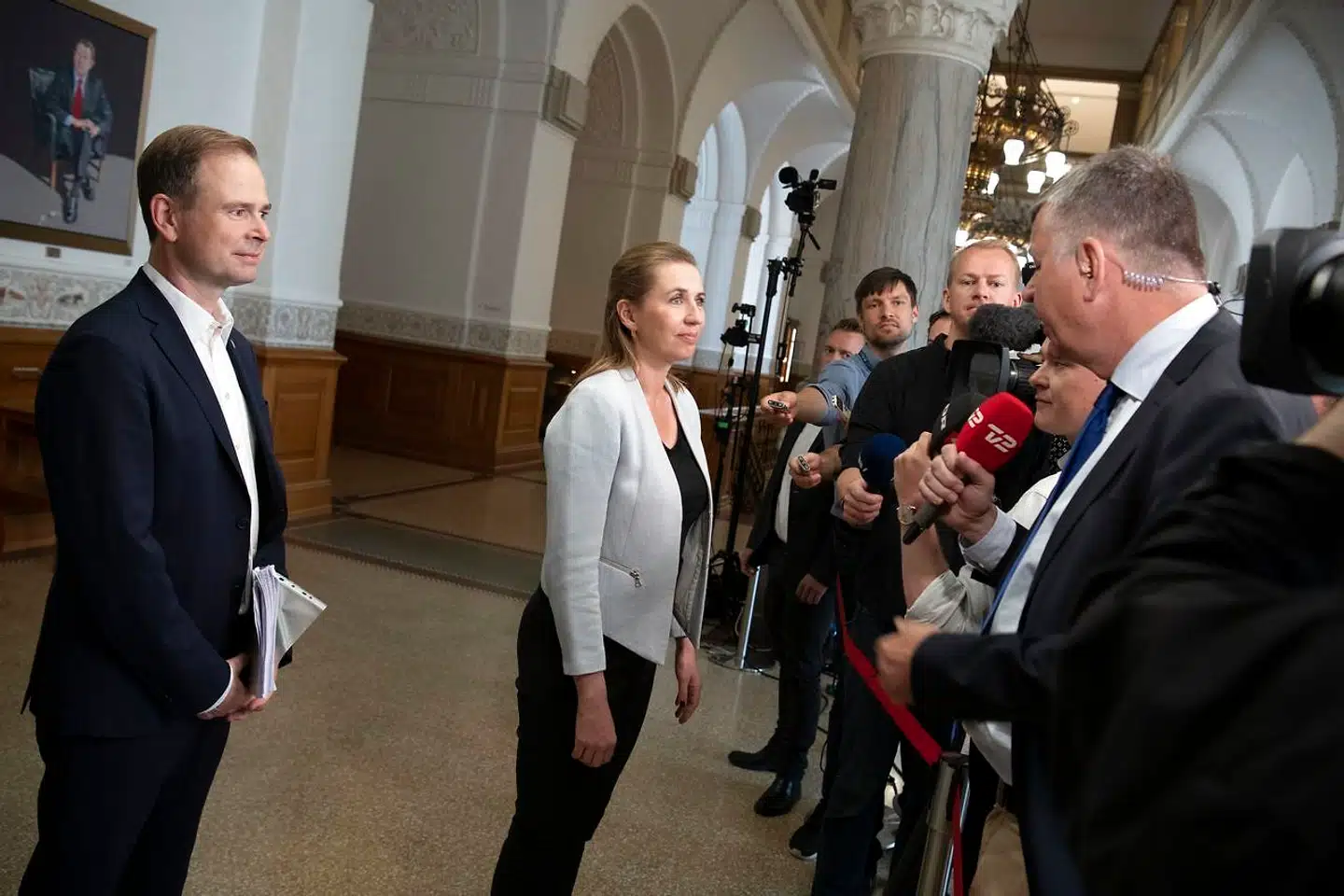 S-formand Mette Frederiksen ankommer til forhandlingerne om en ny regering. Nu bliver hun mødt af nye krav fra en opsigtsvækkende alliance.