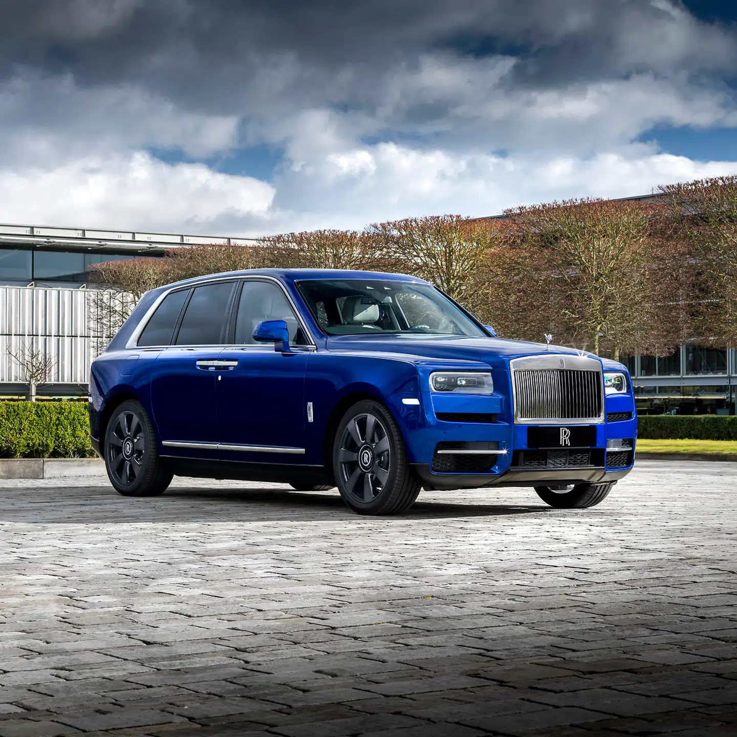 Fronten er rendyrket Rolls-Royce, mens resten af profilen er mere Postmand Per end statslig luksuslimousine.