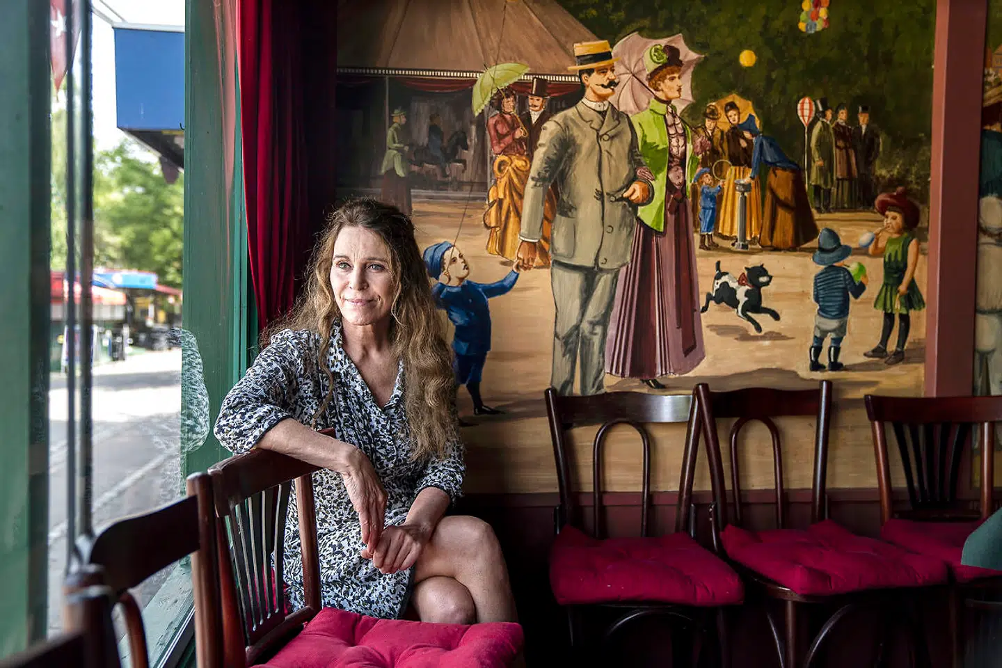 »Når der er musik og drinks, så går det hurtigere, end hvis man skal sidde og være alvorlig over en kop kaffe og spørge: »Hvordan har du det?« Det er en god måde at mødes, samtidig med at man gør noget andet – det gør vi jo også her i Bakkens Hvile,« siger Dot Wessman.