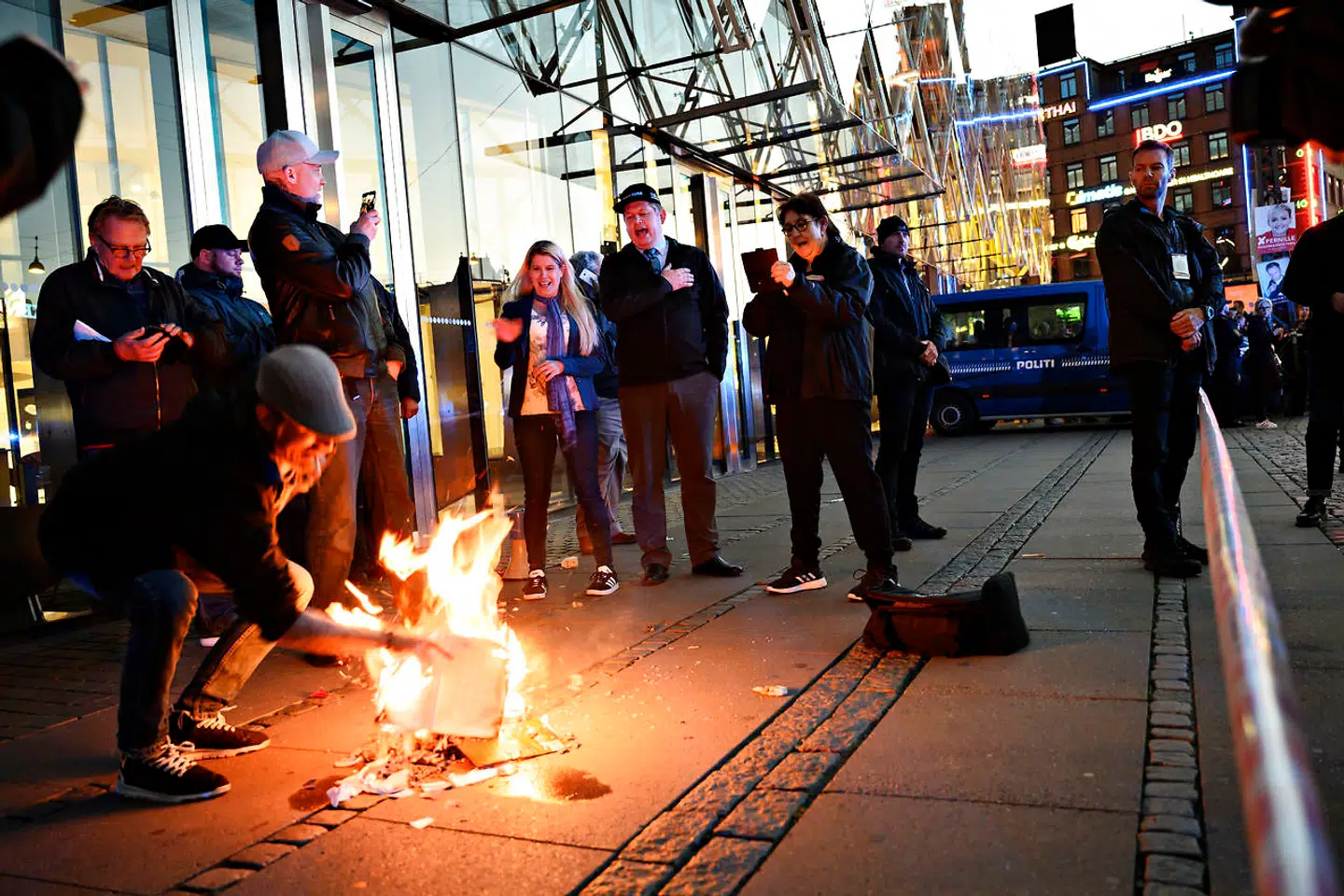 En Koran bliver brændt af, da Rasmus Paludan fra Stram Kurs 1. juni holder demonstration, da Muslimsk Lokalhjælp byder velkommen til Iftar på Rådhuspladsen hvor de vil bryde fasten sammen med alle, der har lyst til at være med, muslimer som ikke-muslimer