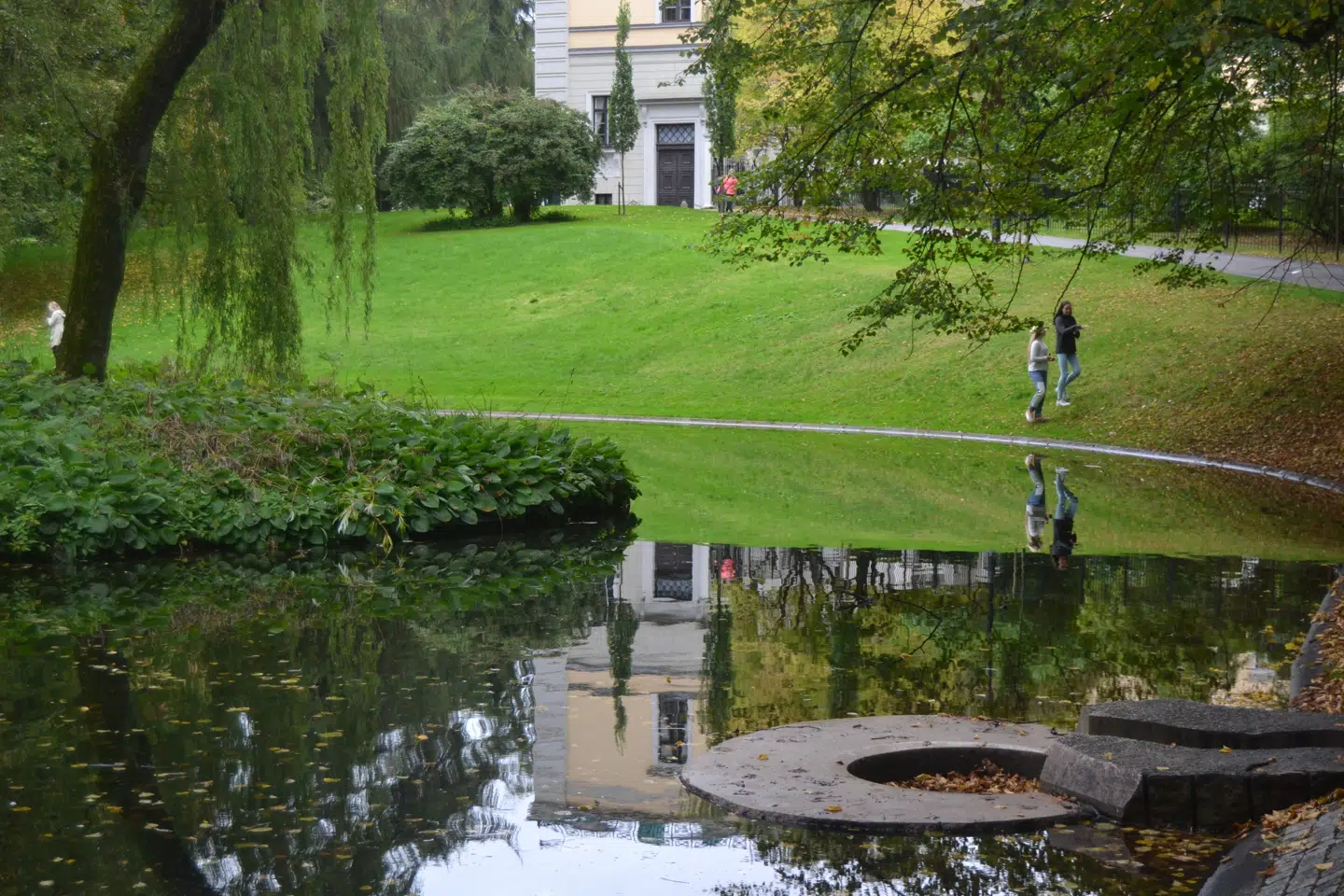 Dronningparken bag slottet.