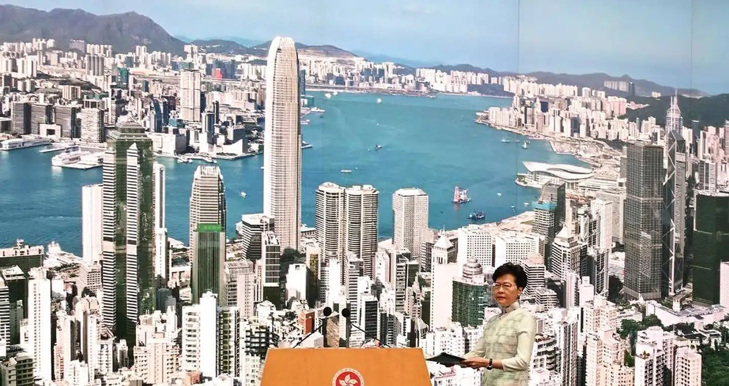 Hongkongs leder, Carrie Lam, ankommer her til den pressekonference, hvor hun meddeler, at loven om udlevering af mistænkte til Kina er udskudt.