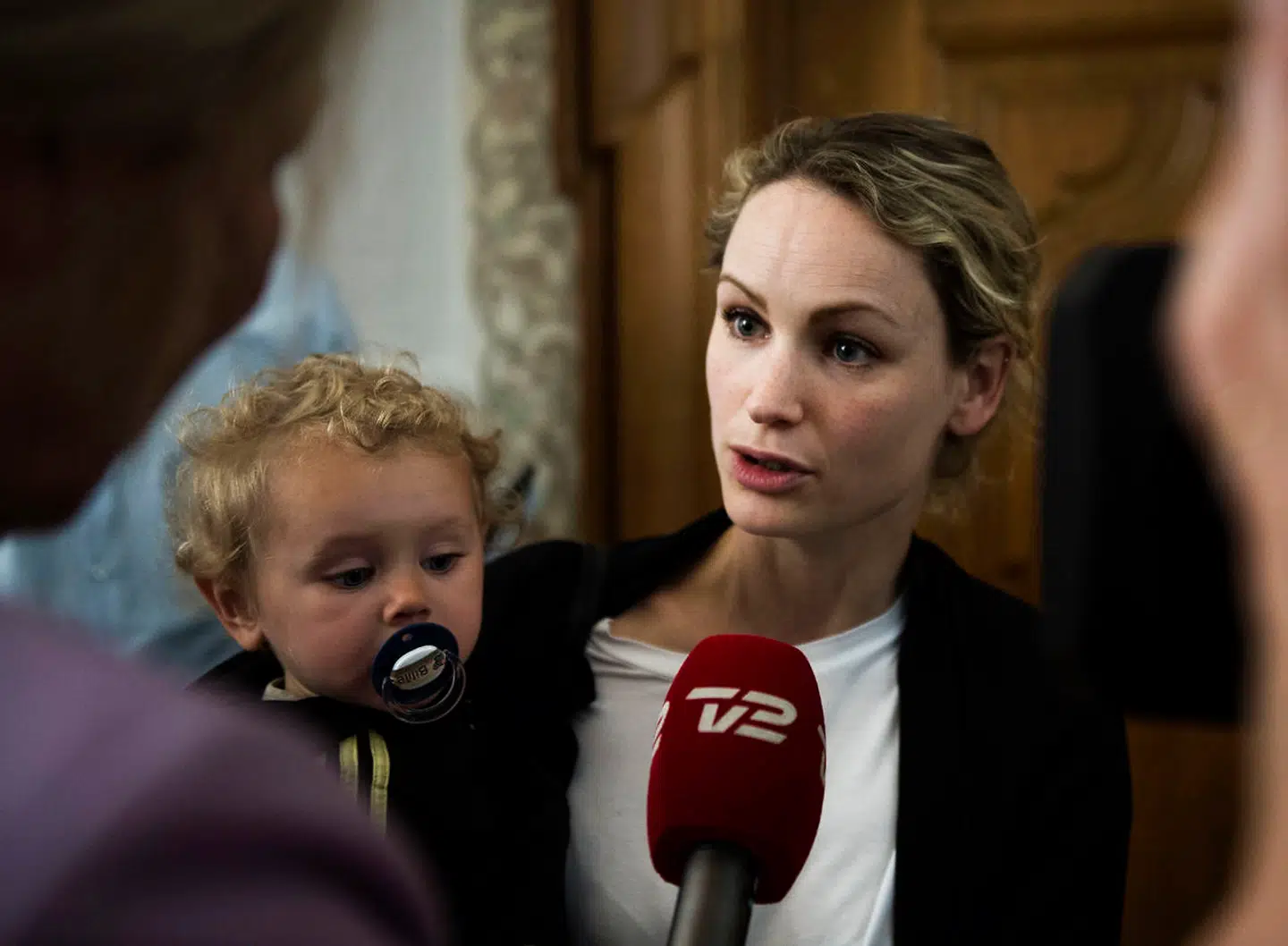 Pernille Skipper fra Enhedslisten ankommer til forhandlingerne med sin datter på armen. Socialdemokratiets formand Mette Frederiksen mødes lørdag med partierne i rød blok om dannelsen af en ny regering lørdag den 15. juni 2019.. (Foto: Jonas Olufson/Ritzau Scanpix)