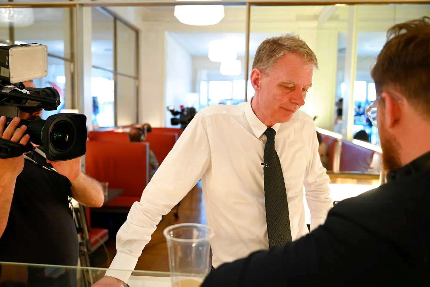 Stram Kurs og partiet Klaus Riskær Pedersen samlede underskrifter i så voldsom en fart – og blev i den forbindelse ved med at bøje reglerne på trods af gentagne irettesættelser fra Indenrigsministeriet – at de måtte finde folketingskandidater i sidste øjeblik. Det hjalp dem dog ikke på valgaftenen.