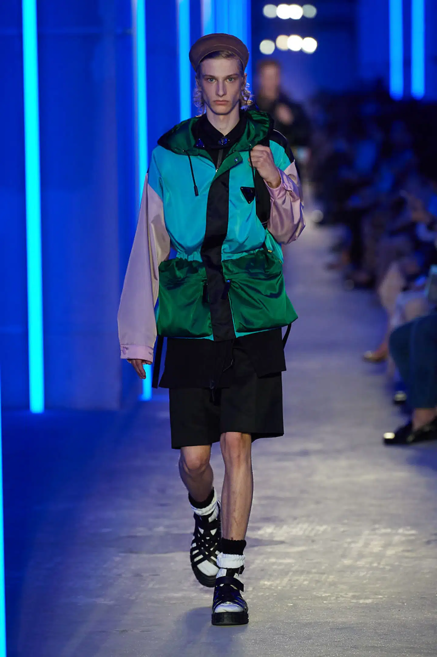 De store modehuse har nu også sokker i sandalerne på programmet. Her Pradas sommerkollektion 2020, der blev vist i Shanghai i denne måned.