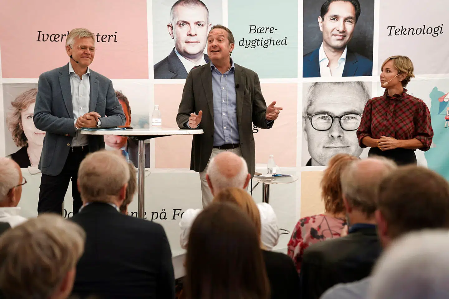 Der var så mange spørgsmål om Danske Banks fortid på Folkemødet på Bornholm, at bankens nye adm. direktør Chris Vogelzang (i midten) ikke nåede at besvare dem alle. »Send mig en mail,« lød det fra topchefen, der gav alle fremmødte sin e-mailadresse.