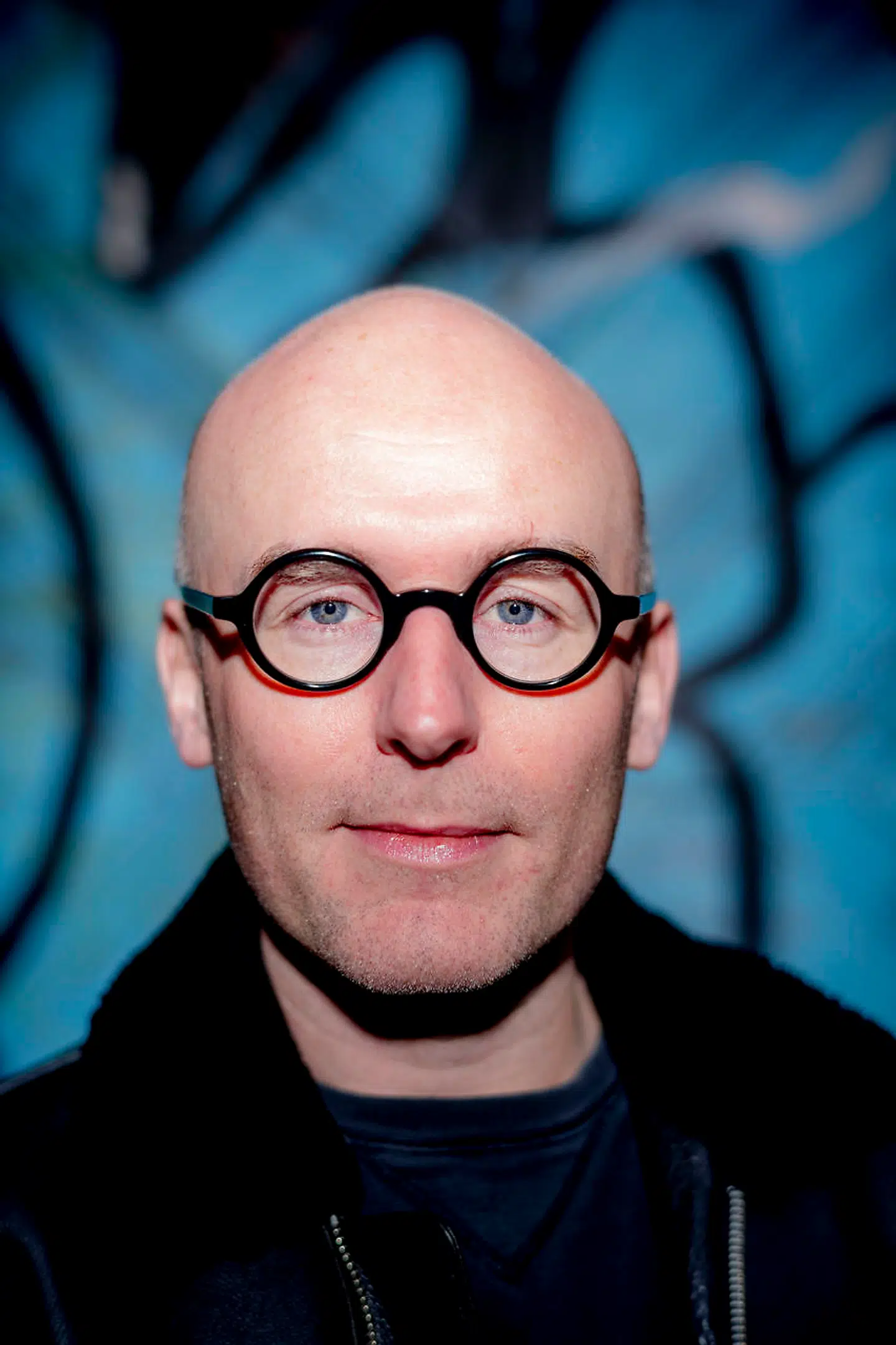 Modeeksperten Chris Pedersen forklarer, at sokker i sandalerne skal bæres med et glimt i øjet.