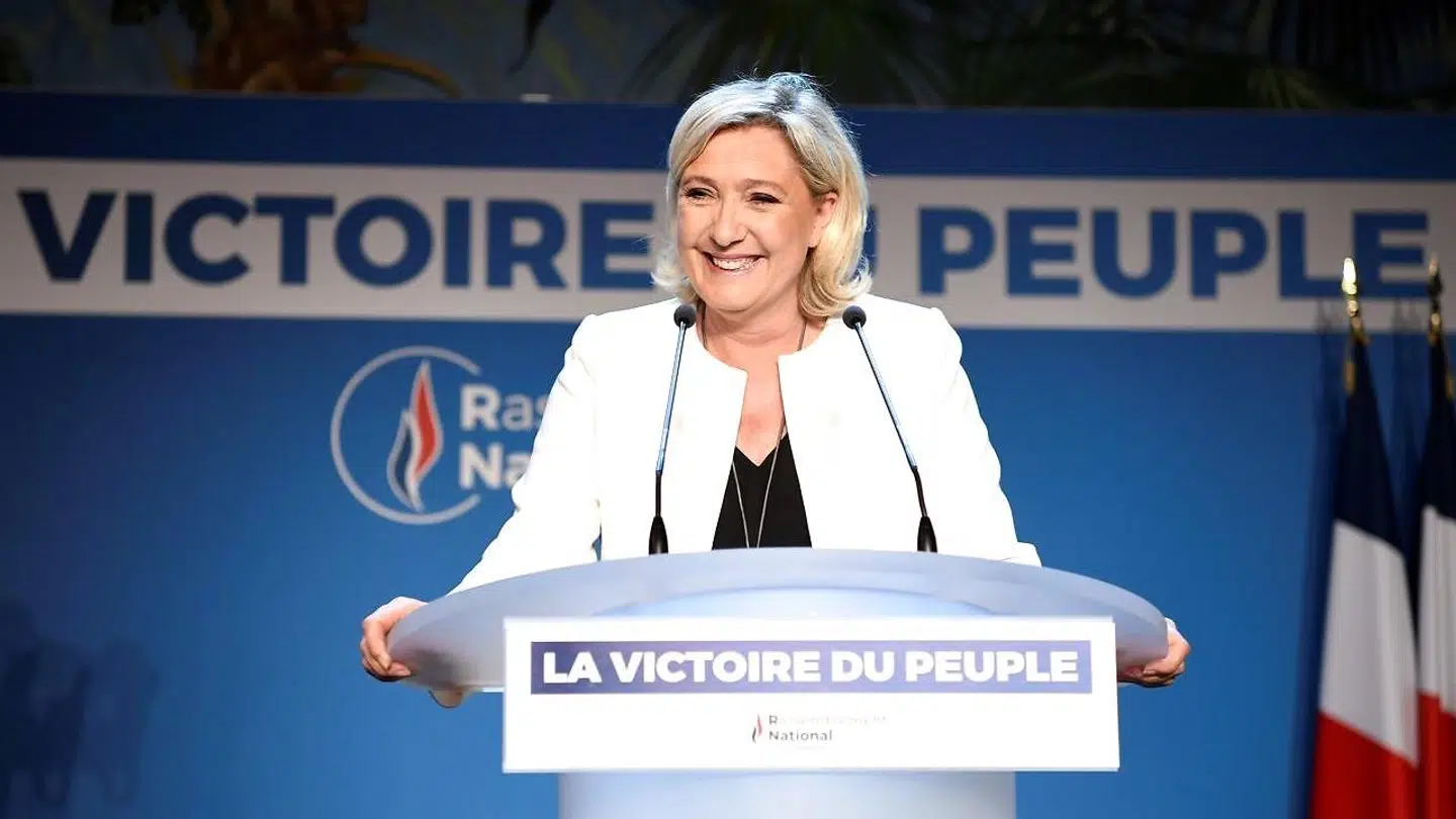 Marine Le Pen på talerstolen.