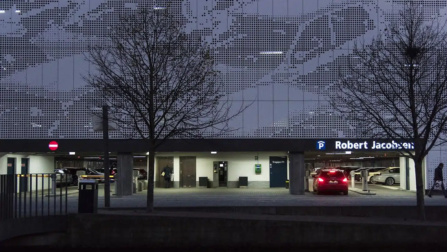 I Ørestad koster en beboerlicens til bil omkring 12.000 kroner om året. Men så er det også i p-hus.