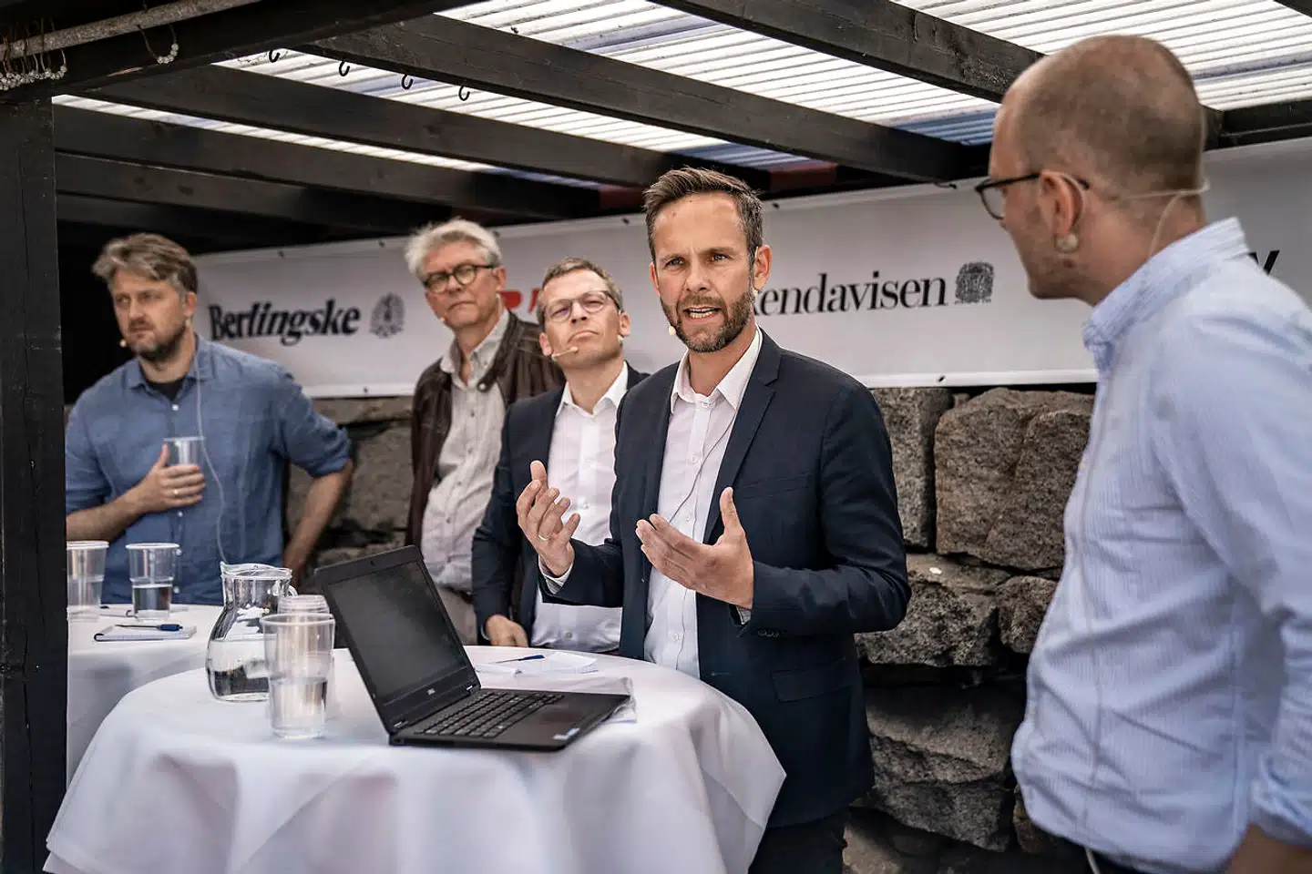 Torsdag på Folkemødet debatterede Esben Højlund, direktør i pr- og kommunikationsbureauet Advice (nummer to fra højre) og Kaspar Bach, vice president i Falck (i midten) skandalen i den hæderkronede medicovirksomhed, hvor der blev brugt grove metoder i forsøget på at stække Falcks hollandske konkurrent Bios. Timme Bisgaard Munk, chefredaktør for Kommunikationsforum.dk (tv.), Karsten Hønge, folketingsmedlem fra SF deltog. Skandalen kalder på selvransagelse, lød det.