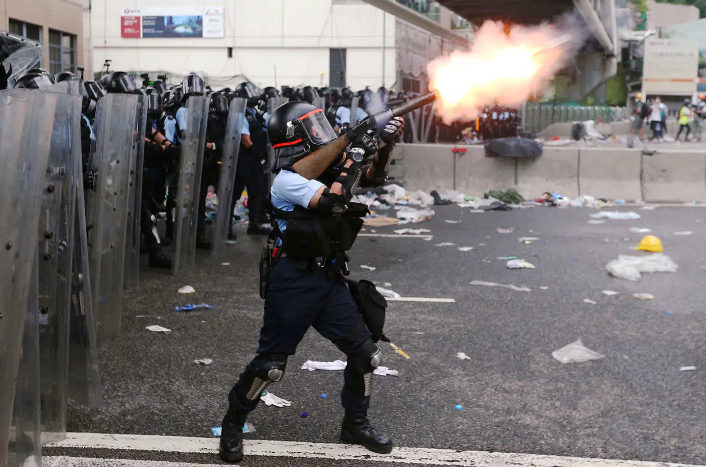 Protesterne finder sted omkring Lung Wo Road, som er en hovedfærdselsåre tæt på regeringshovedkvarteret i Hongkong.