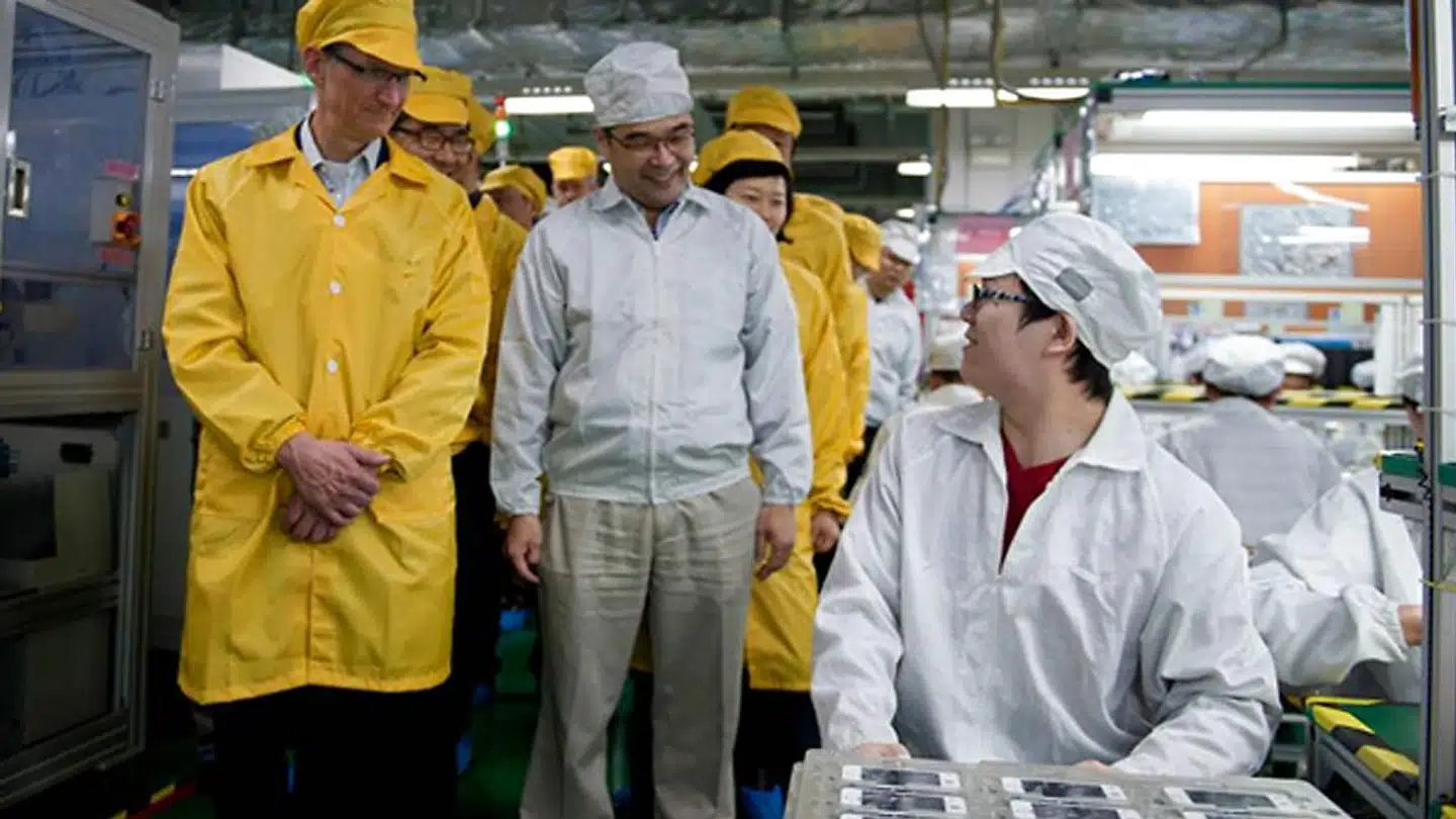 Apple får produceret sine iPhone-telefoner i Kina hos Foxconn. Her er Apple-topchef Tim Cook (til venstre i gult beskyttelsestøj) i 2012 på besøg hos Foxconn i Zhenzhou i Henan-provinsen for at inspicere produktionen.