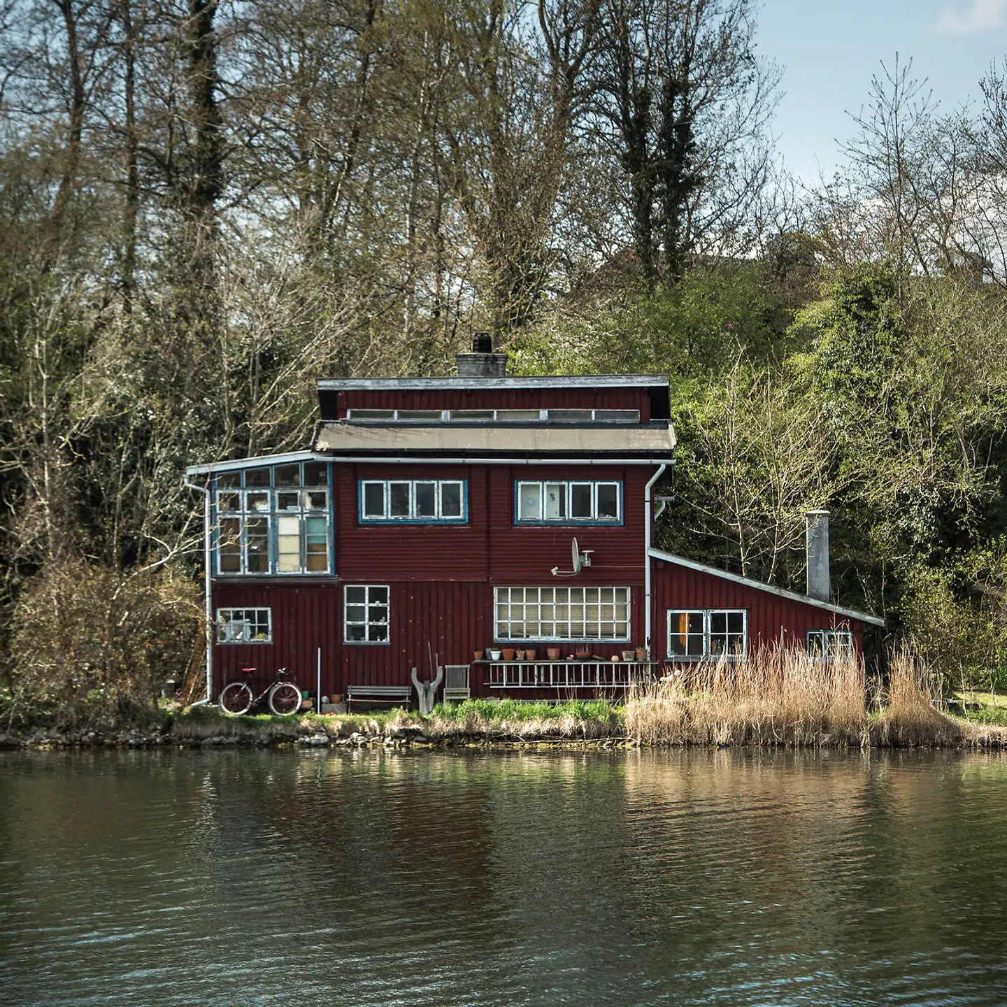 På Christianias volde helt ned til vandet står nogle af fristadens særegne huse.