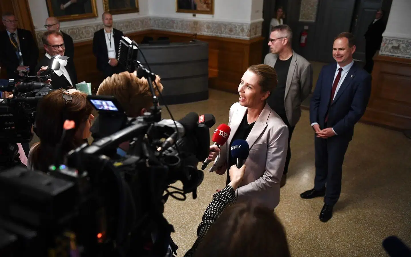 Henrik Sass Larsen (i baggrunden til venstre) var en skygge af sig selv i de seneste måneder, skriver politisk kommentator. Men eksempel med toppolitiker giver håb for ham.