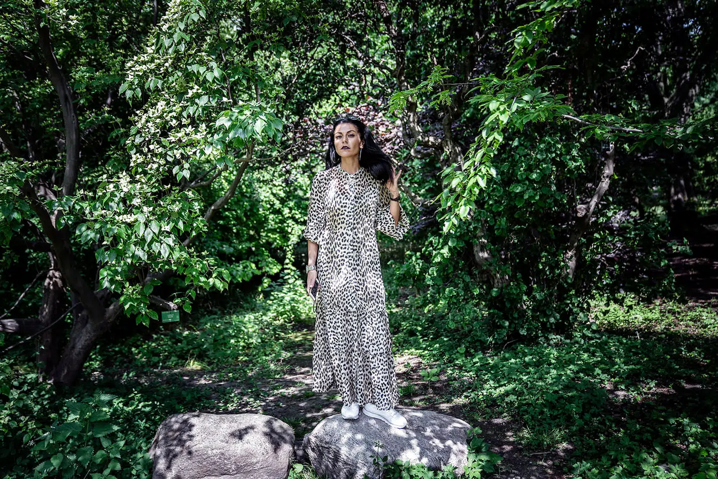 »Jeg har altid fået at vide, at jeg lige skal skrue lidt ned. Men det vil jeg ikke. Hvorfor skulle jeg det? Mændene må jo gerne råbe højt,« siger standupperen og rapperen Ellie Jokar.