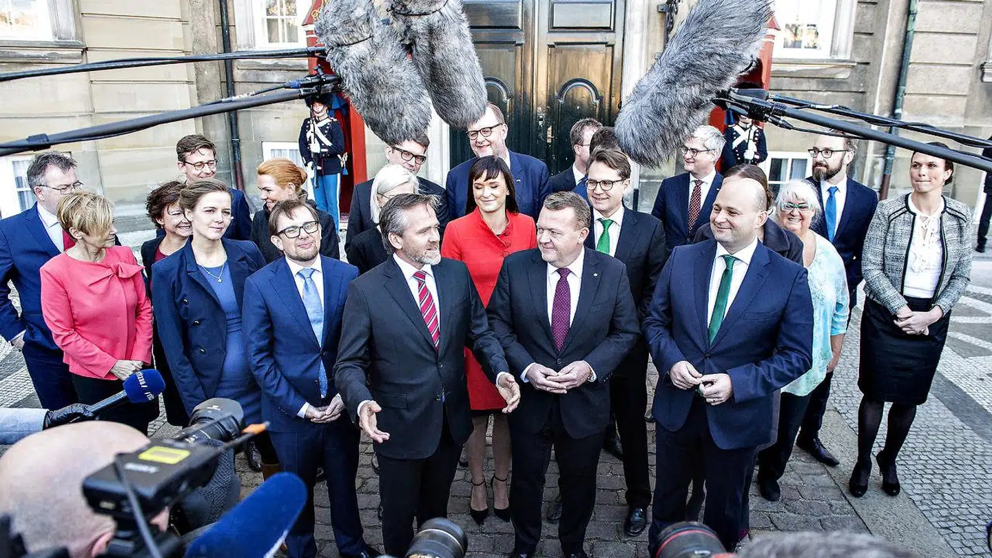 »LA blev først useriøs som forhandler, hvorefter de trådte i regering og var fedtet ind i alle beslutninger, uanset hvor tåbelige og socialdemokratiske, de var.« På billedet taler tidl. politisk leder Anders Samuelsen (LA) ved Lars Løkke Rasmussens præsentation af den på daværende tidspunkt nytiltrådte VLAK-regering 28. november 2016.