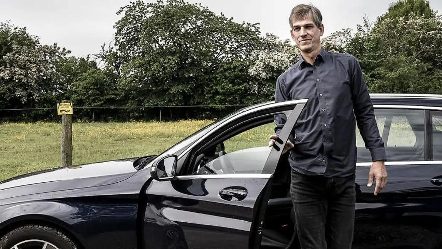 Det kniber med retssikkerheden for bilkøbere, der får en defekt bil. Claus Andersen fik defekt luksusbil, og forhandler tilbød at købe den tilbage – minus 150.000 kroner.