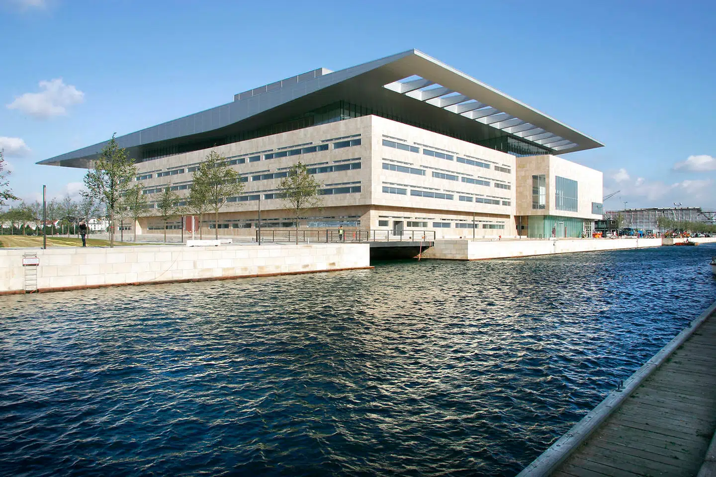 Operaen Holmen - er der liv? Næsten ikke.