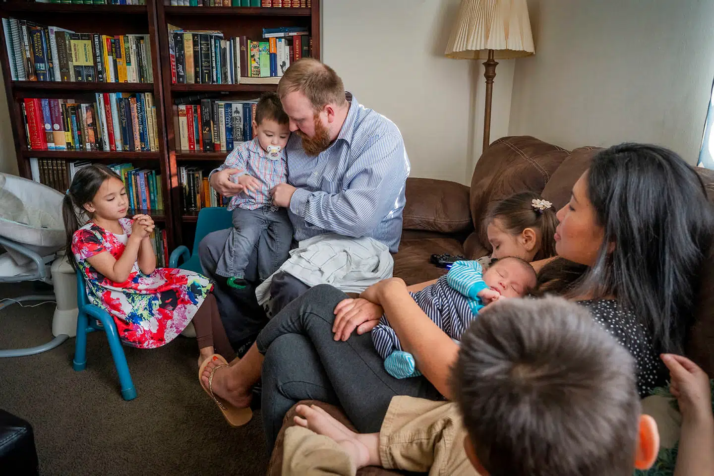Joseph Spurgeon og hans kone Rowina træner i deres rækkehus bibelen med parrets børn.