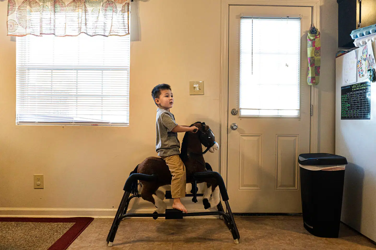 Joseph Spurgeon midterste barn, Charles på 3 år, i familiens køkken, hvor der bliver redet på gyngehest mellem bibelundervisning og bordbøn.