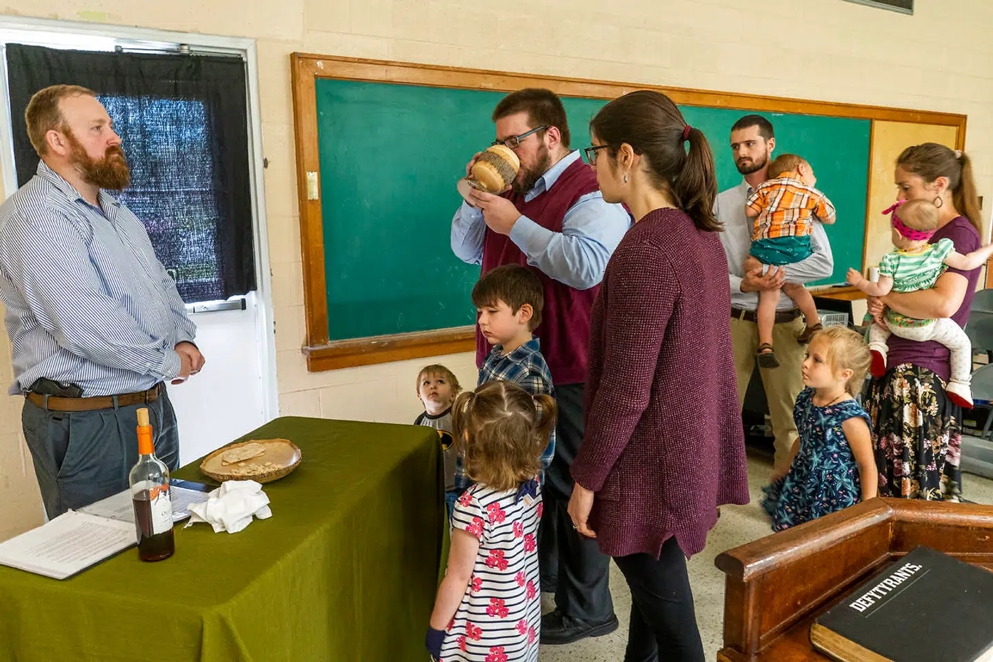 Under søndagens gudstjeneste har Joseph Spurgeon som altid sin pistol siddende ind under bukseremmen i sin højre side. For med egne ord at kunne beskytte sin menighed: »Abort er drab og at slå ihjel. Men jeg har pligt til at beskytte mine får.«