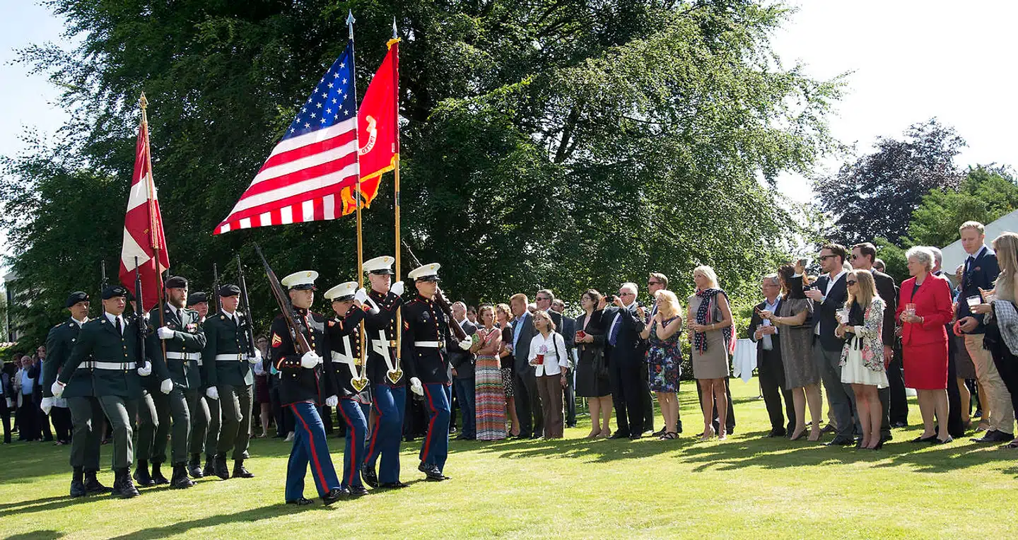 Diplomatiets pinger trækker i flotteste skrud til årets sommerfester. Her er det på den amerikanske ambassade for et par år siden. Men danskerne prioriterer diplomatiet for lavt – og det kan få store konsekvenser.