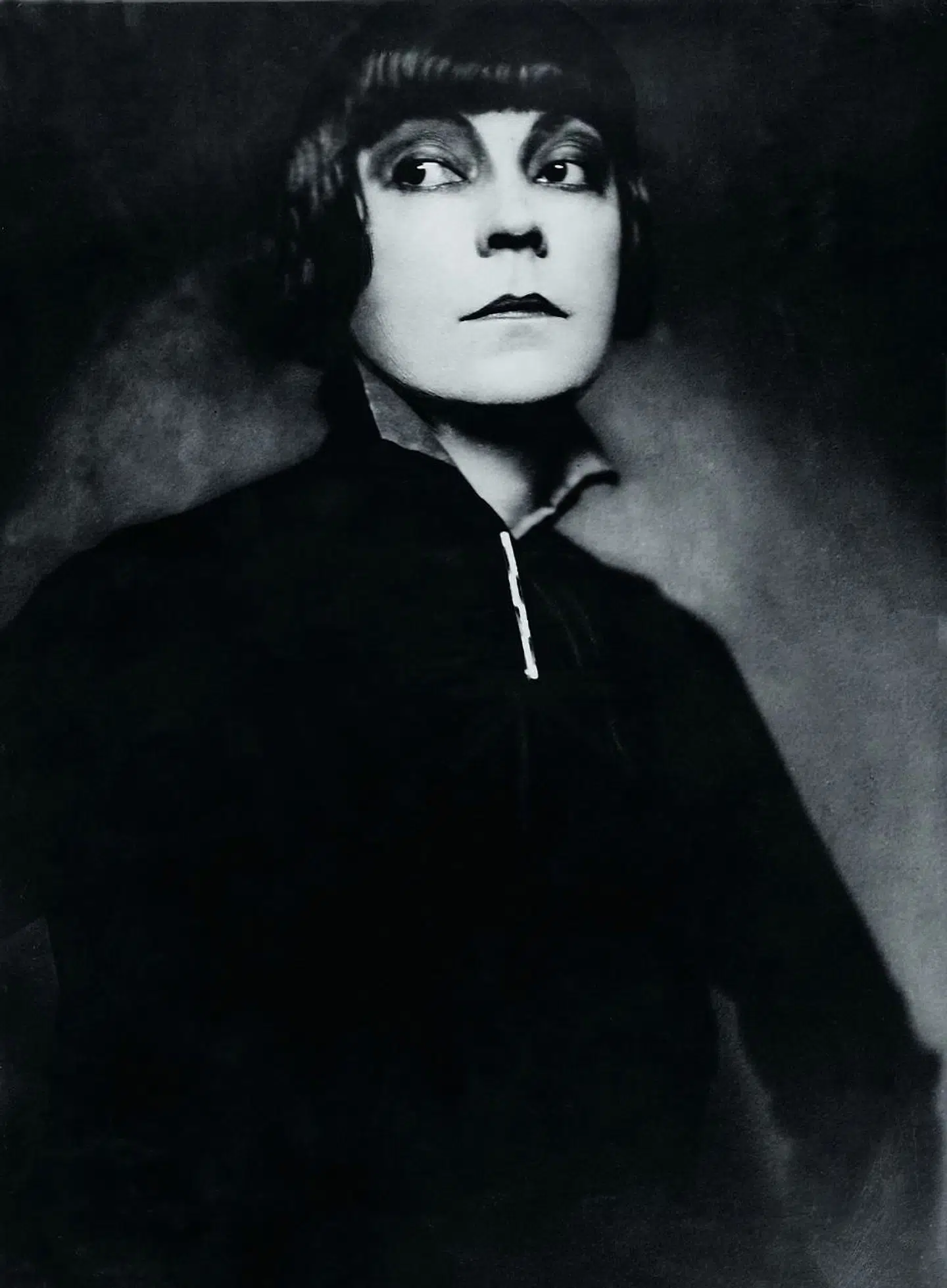 Asta Nielsen lavede de 70 af sine 74 film i Tyskland, hvor hun slet og ret var kendt som »Die Asta«. Her er stjernen fotograferet i 1919.