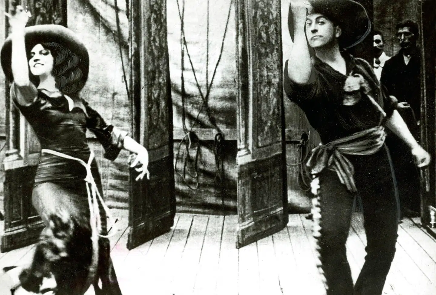 Asta Nielsen og Poul Reumert i filmen »Afgrunden«. Den stærkt sensuelle dans chokerede og frydede samtiden. Filmen blev Asta Nielsens billet til verdensberømmelse.